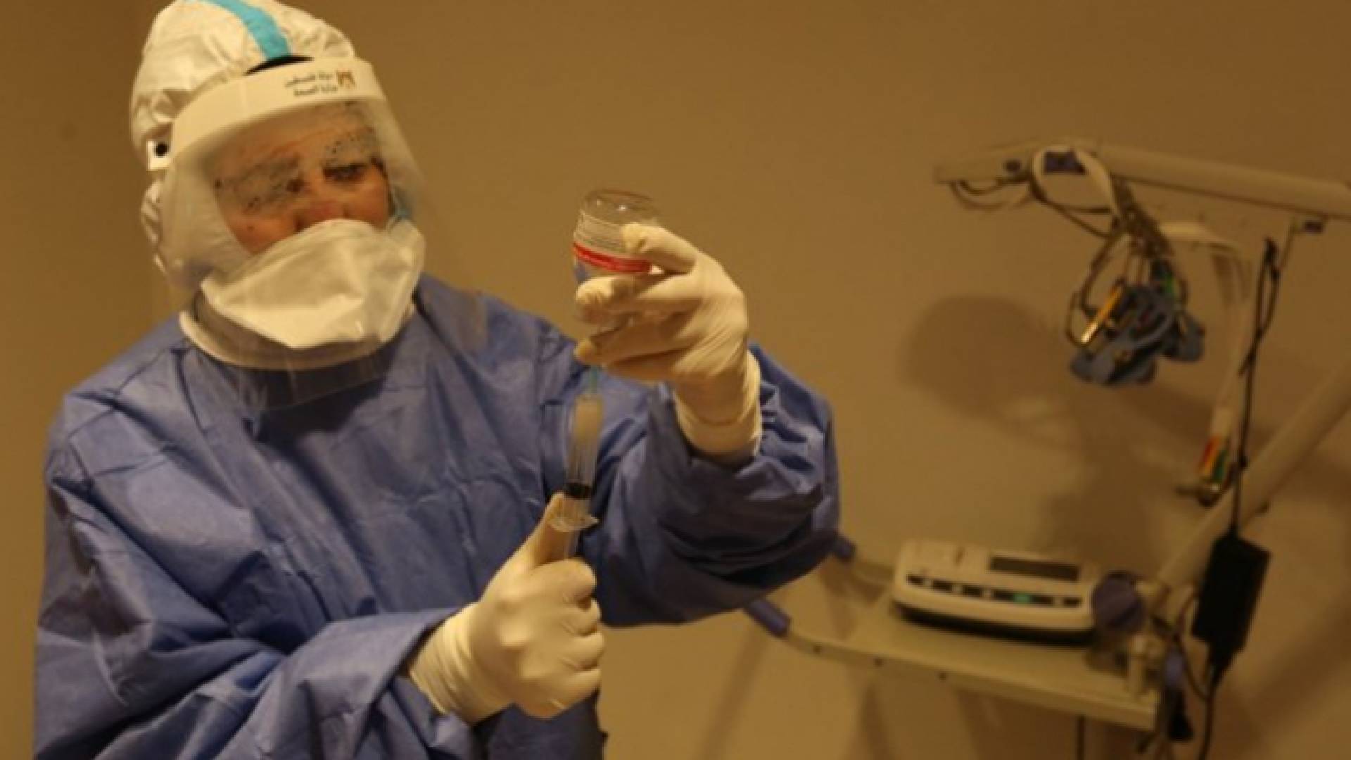 عامل في القطاع الصحي الفلسطيني يحضر جرعة من لقاح كورونا - أرشيفية