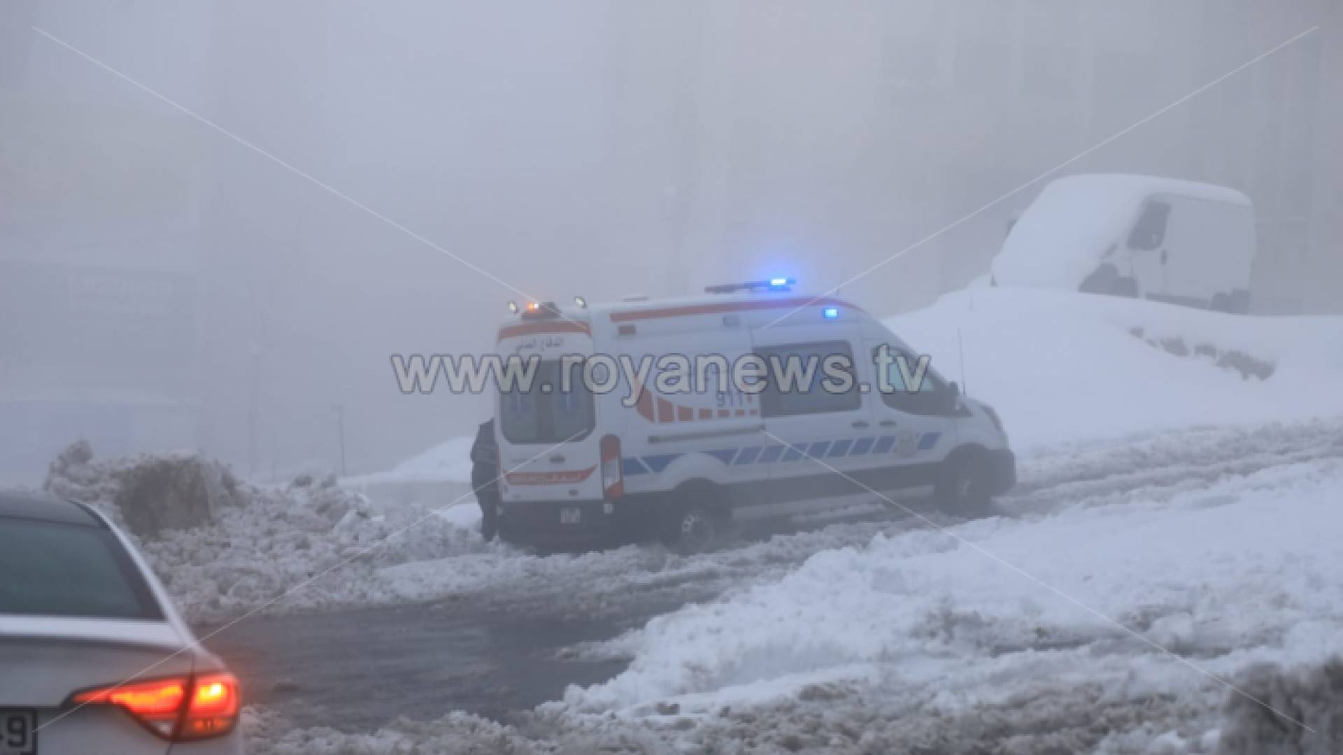سيارة إسعاف خلال المنخفض الجوي
