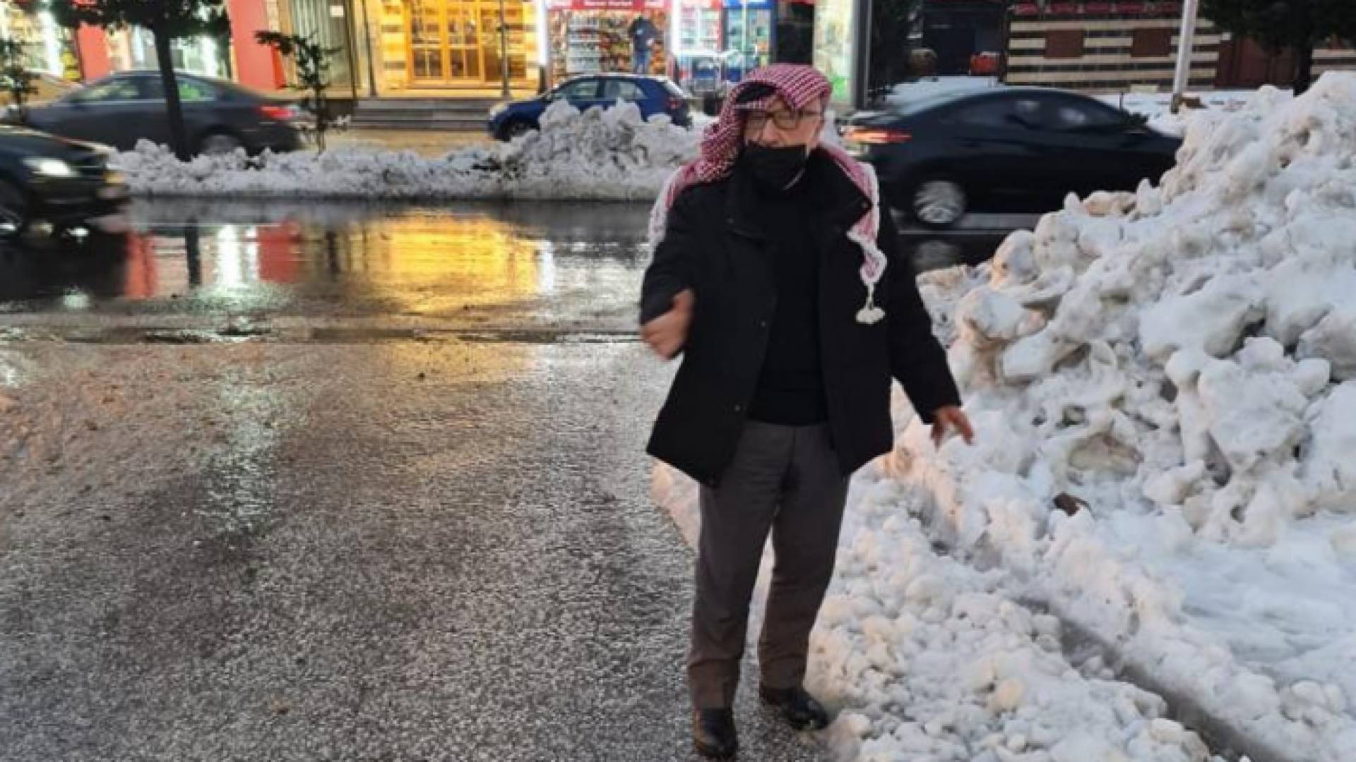 وزير الأشغال يوجه بدعم واسناد العاملين في الميدان لفتح الطرق الفرعية