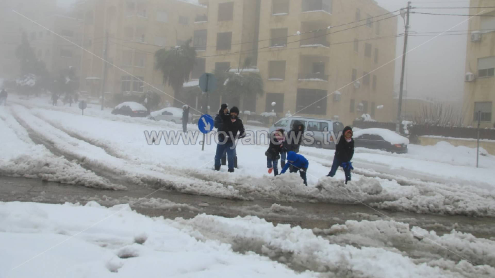 أشخاص يلعبون بالثلج - ارشيفية