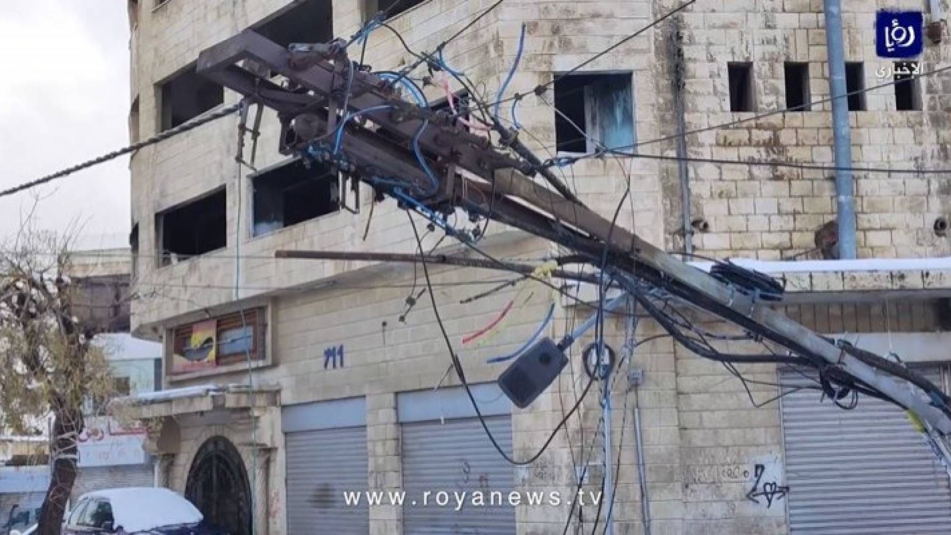 عامود كهرباء تعرض للكسر نتيجة سقوط الأشجار على الأسلاك خلال المنخفض