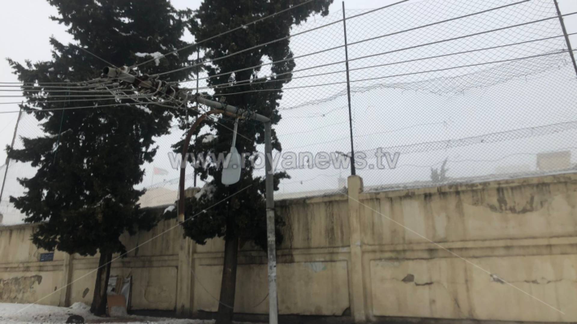 عامود كهرباء تعرض للكسر نتيجة سقوط الأشجار على الأسلاك خلال المنخفض