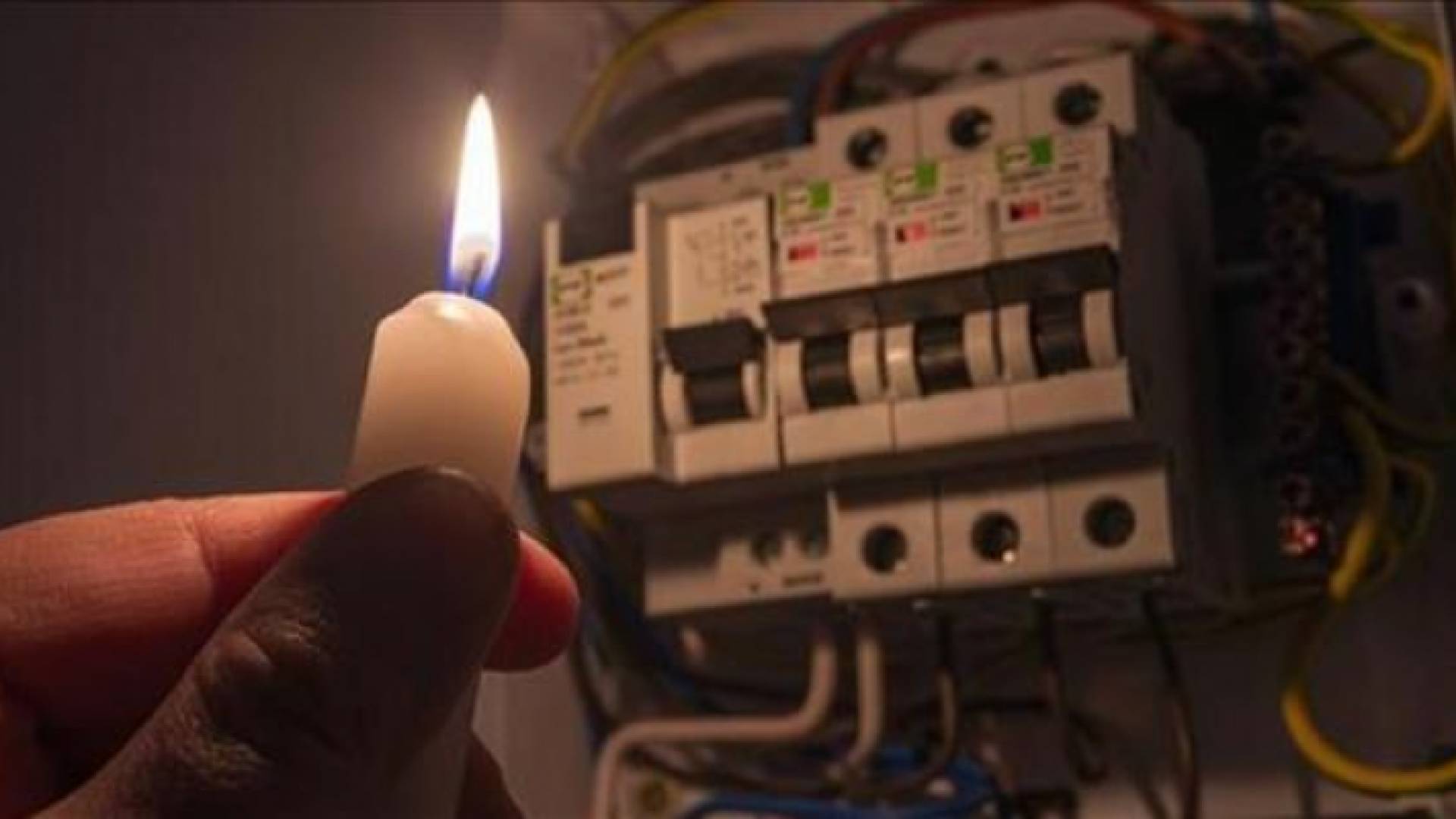 أستخدام الشمعة لتفقد القواطع الكهربائية