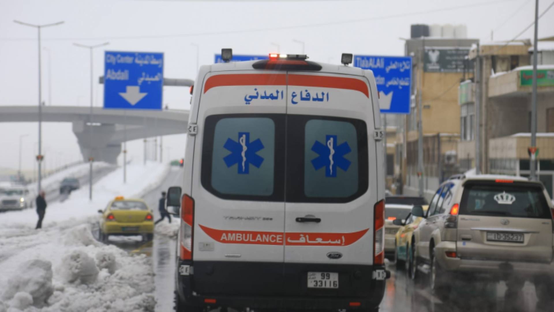 سيارة إسعاف خلال المنخفض الجوي