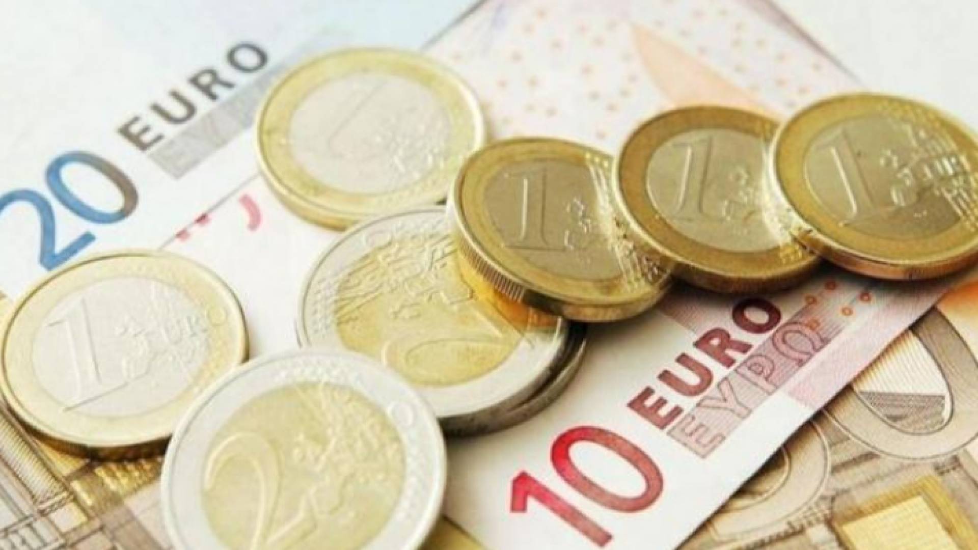 عملات ورقية ومعدنية من فئة اليورو