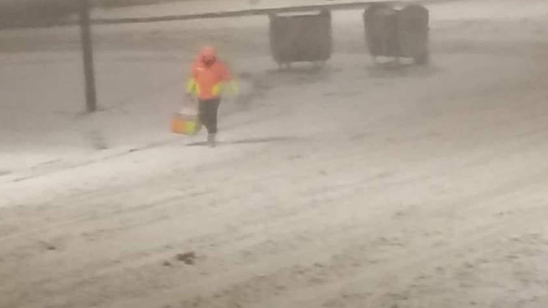 صورة متداولة لعامل توصيل وسط الثلو