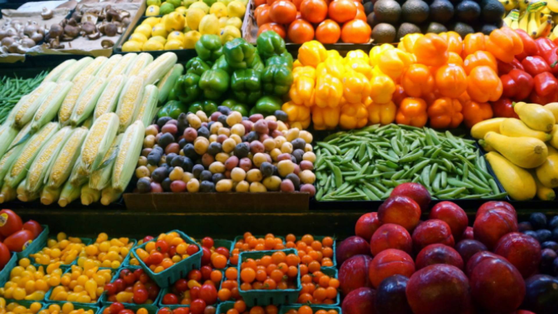 أصناف من الخضار والفواكه