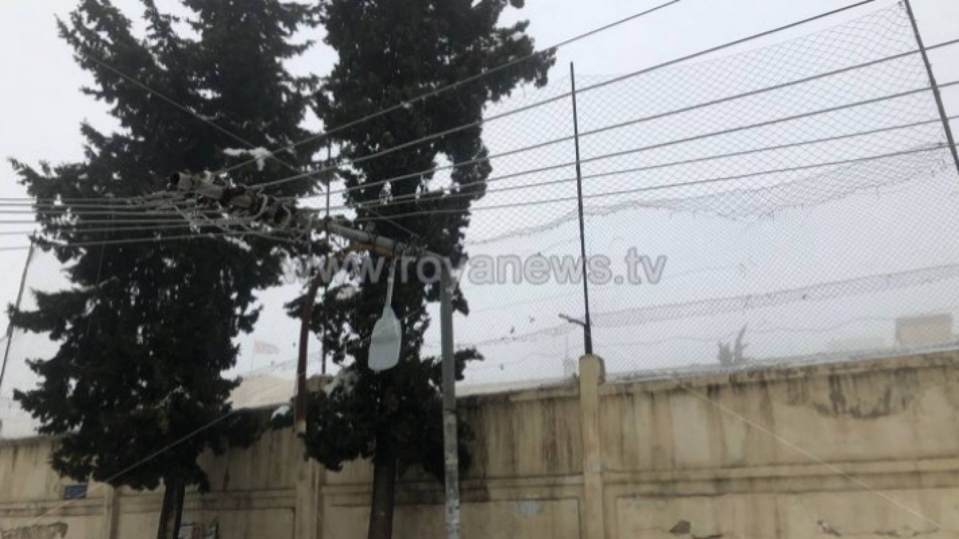 عمود كهرباء سقط في عمان نتيجة المنخفض