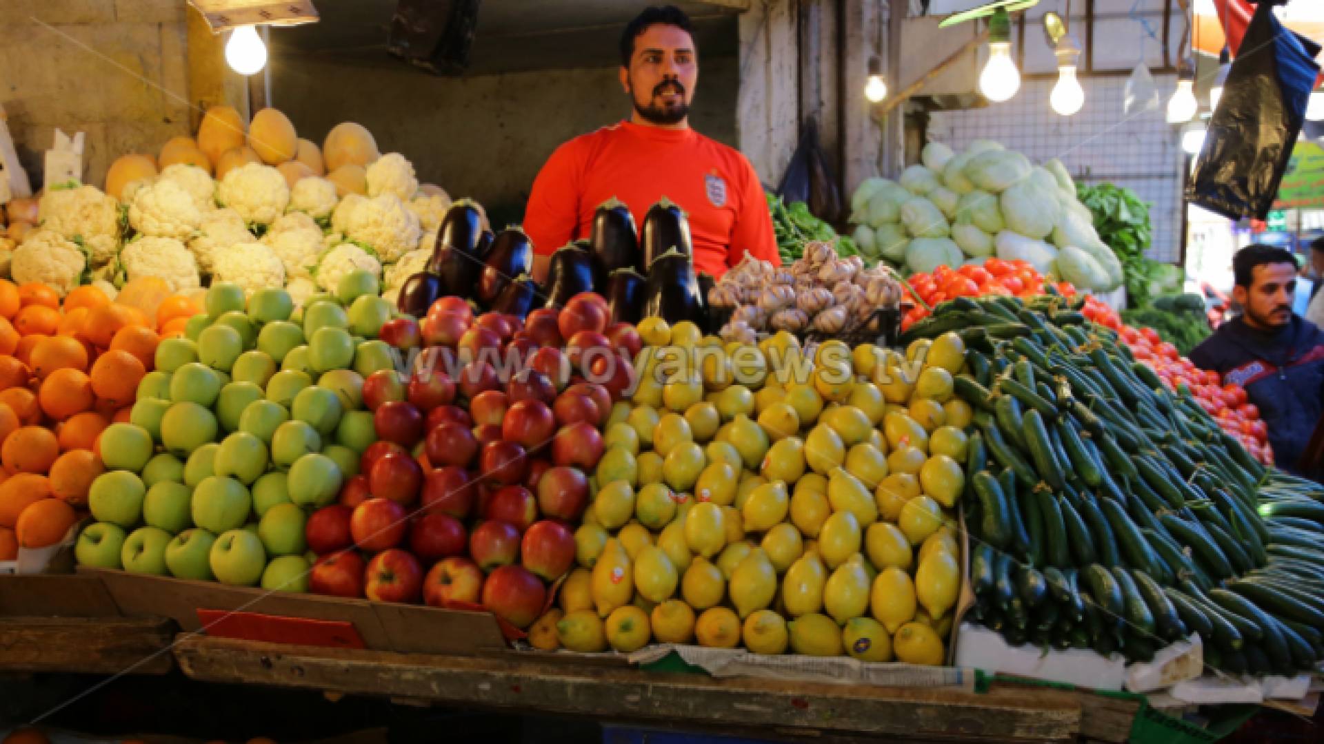 أصناف من الخضار والفواكه