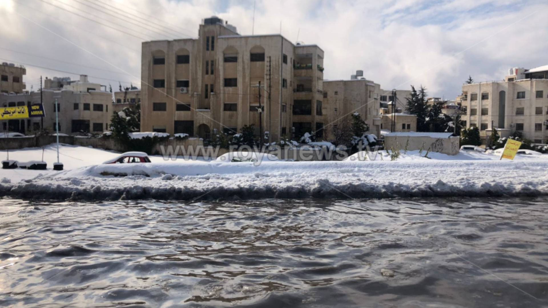 ذوبان الثلوج في شارع المدينة المنورة في عمان