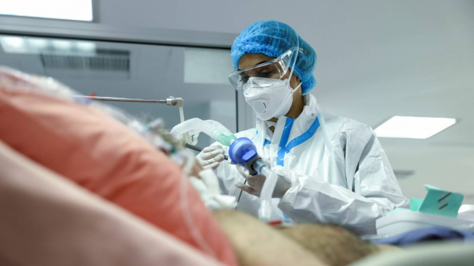 ممرضة تتابع حالة مريض مصاب بكورونا داخل غرفة العناية الحثيثة