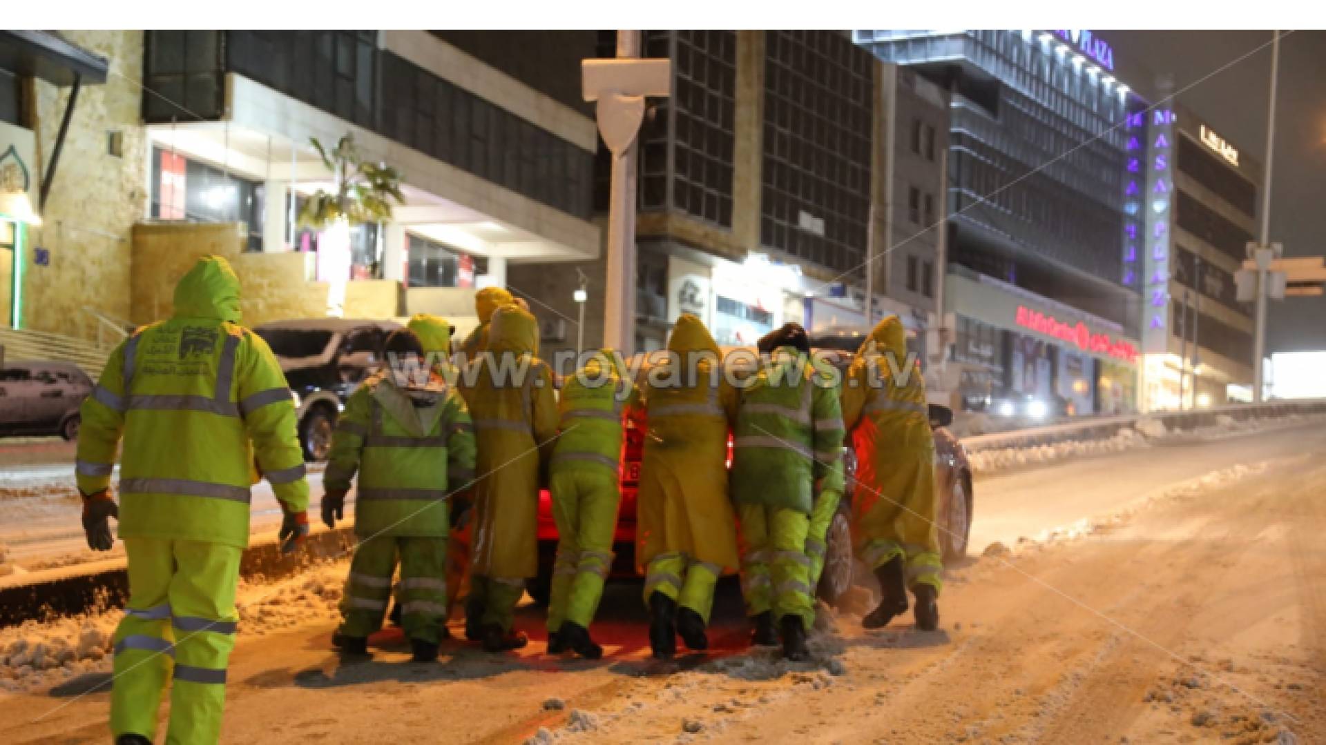 عمال الوطن في أحد شوارع العاصمة عمان