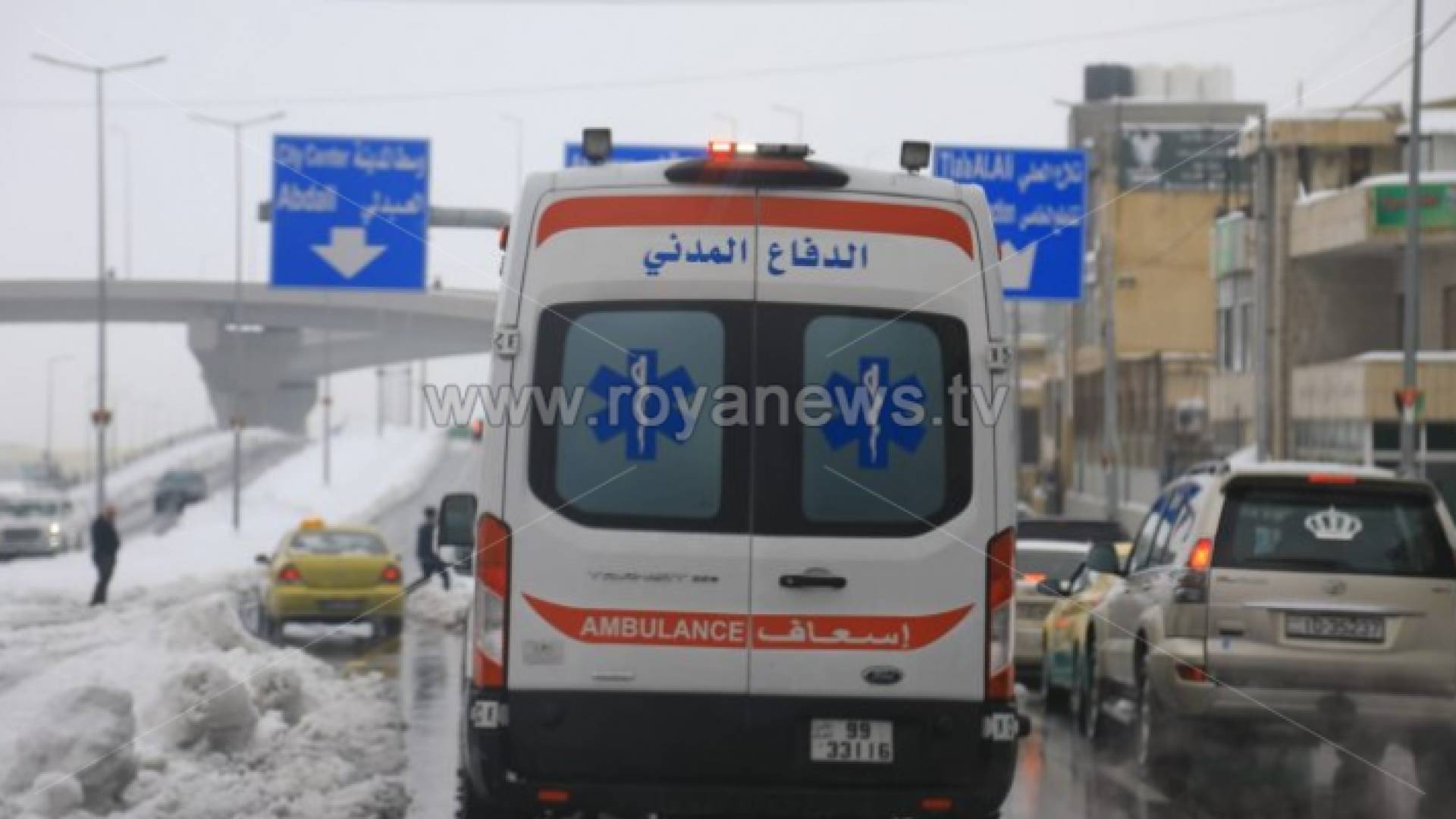 سيارة إسعاف خلال المنخفض الجوي