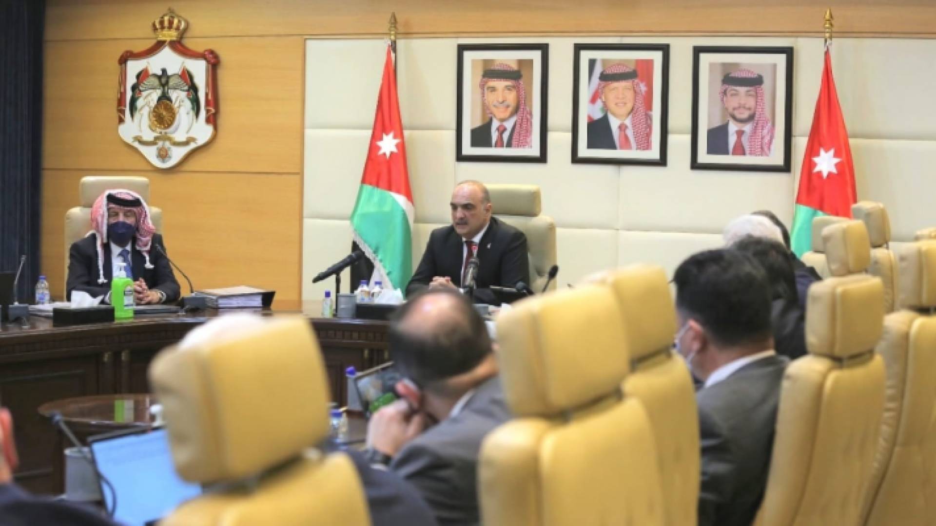 الخصاونة خلال ترأس جلسة مجلس الوزراء