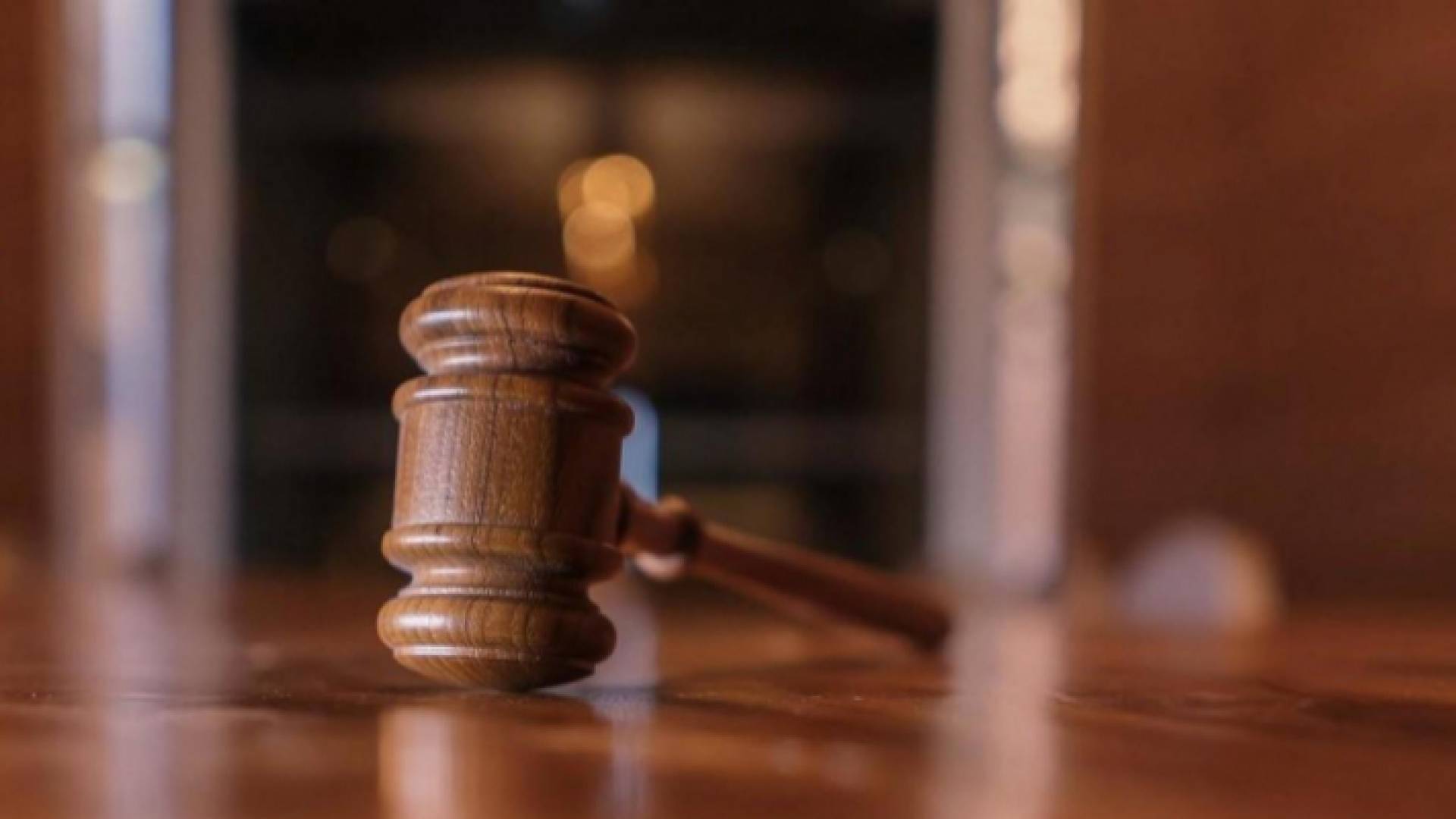 مطرقة قاضي - تعبيرية