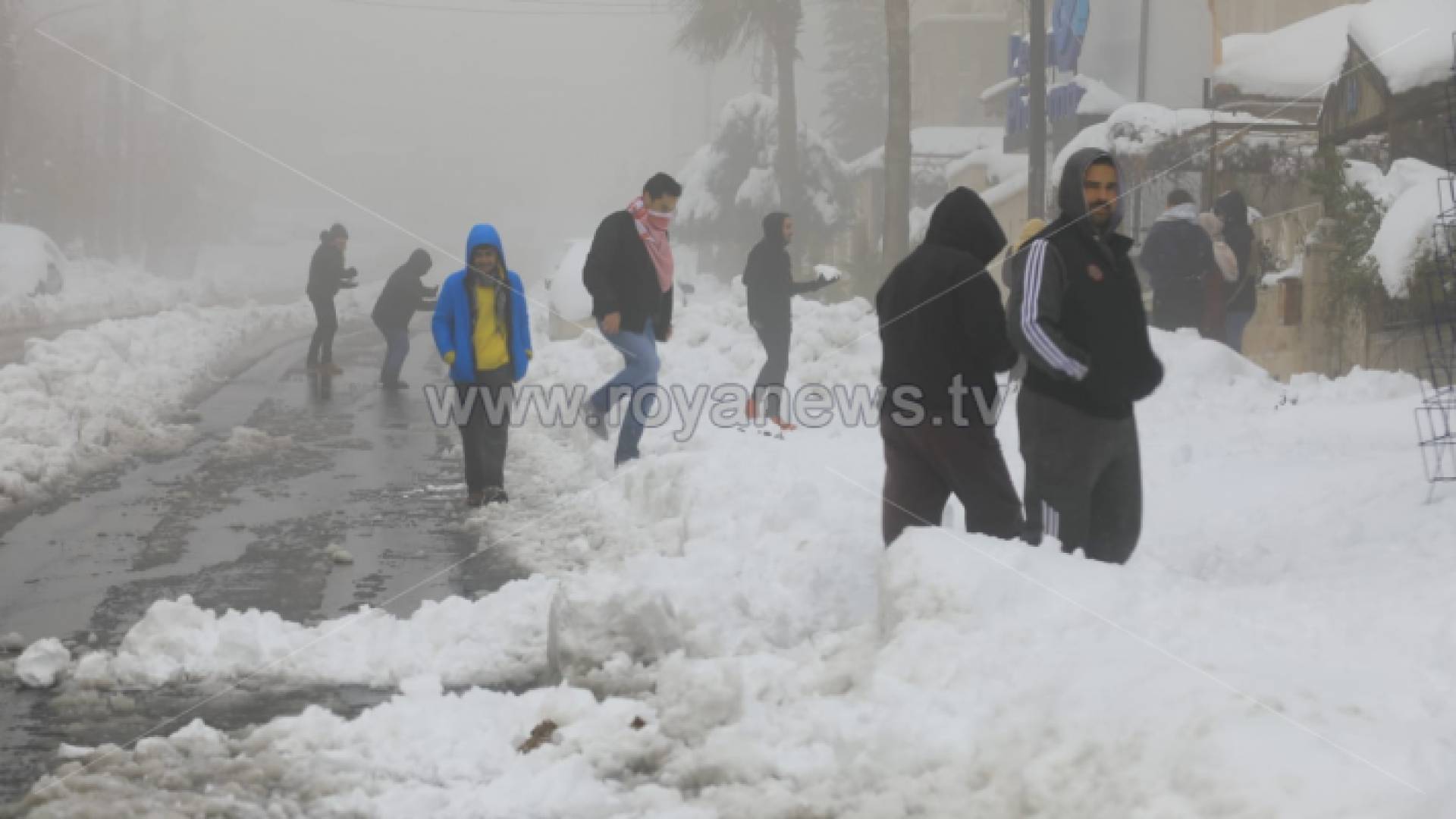 مواطنون وسط الثلوج - ارشيفية