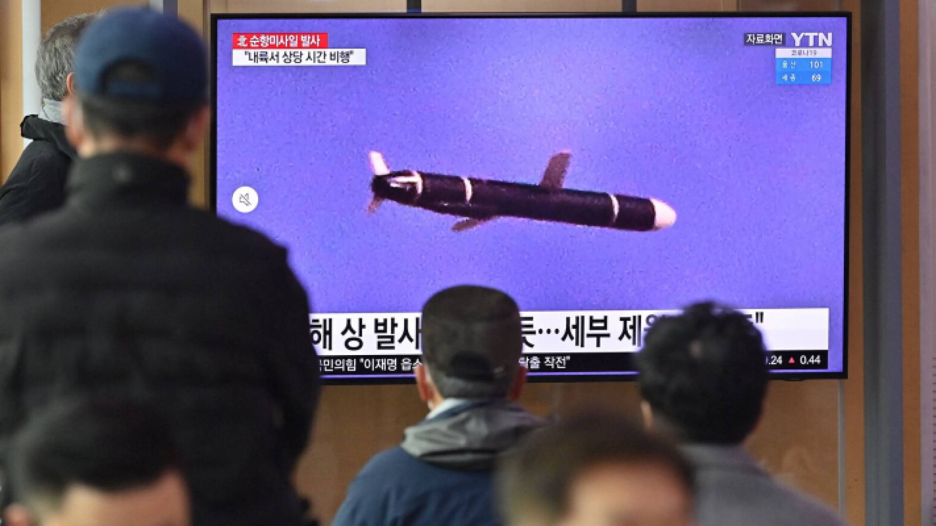 كوريون شماليون يتابعون عبر التلفاز إطلاق صاروخ محلي الصنع