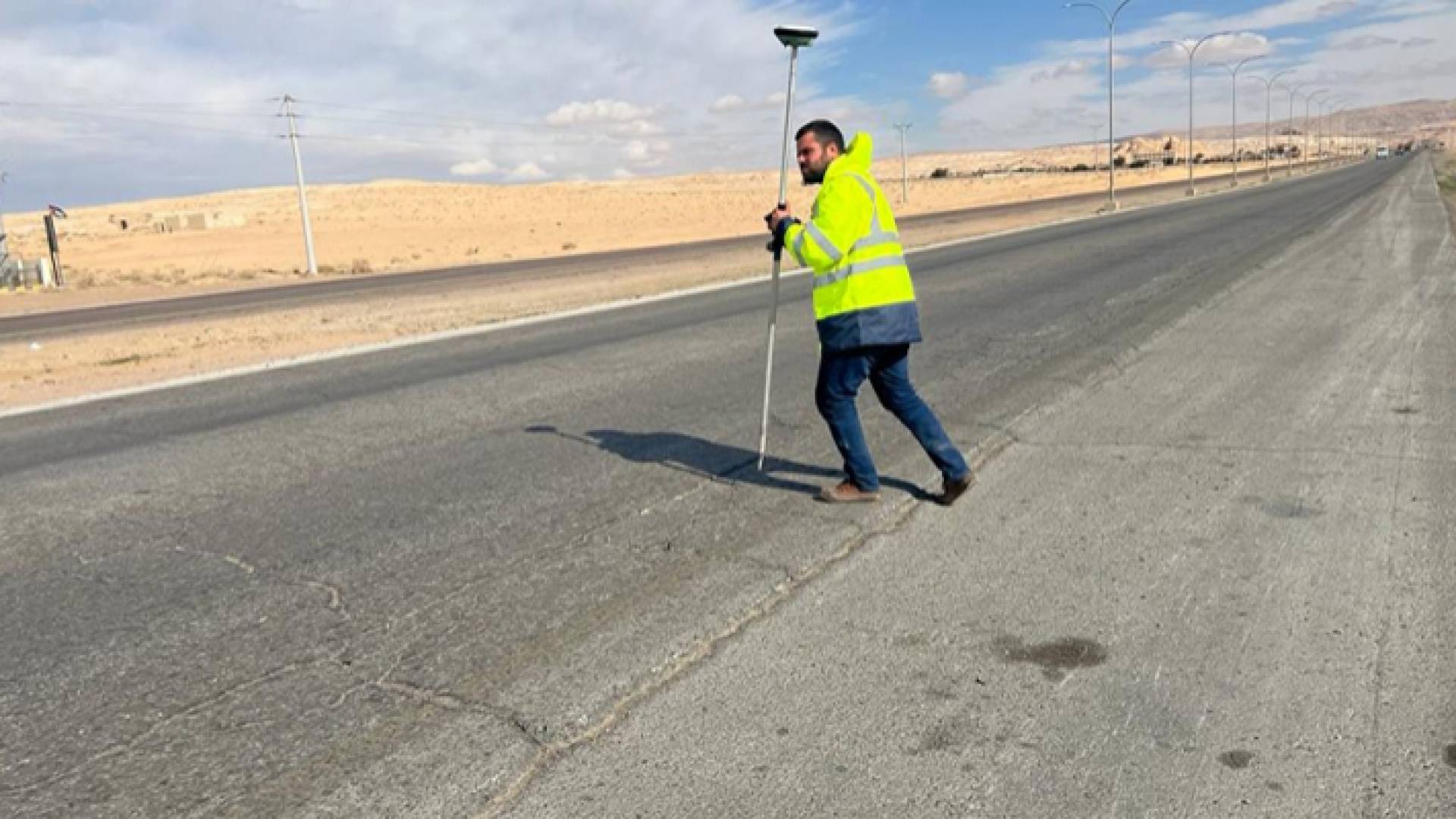 الأشغال تباشر بتجهيز تحويلات مرورية على أجزاء من الطريق الصحراوي