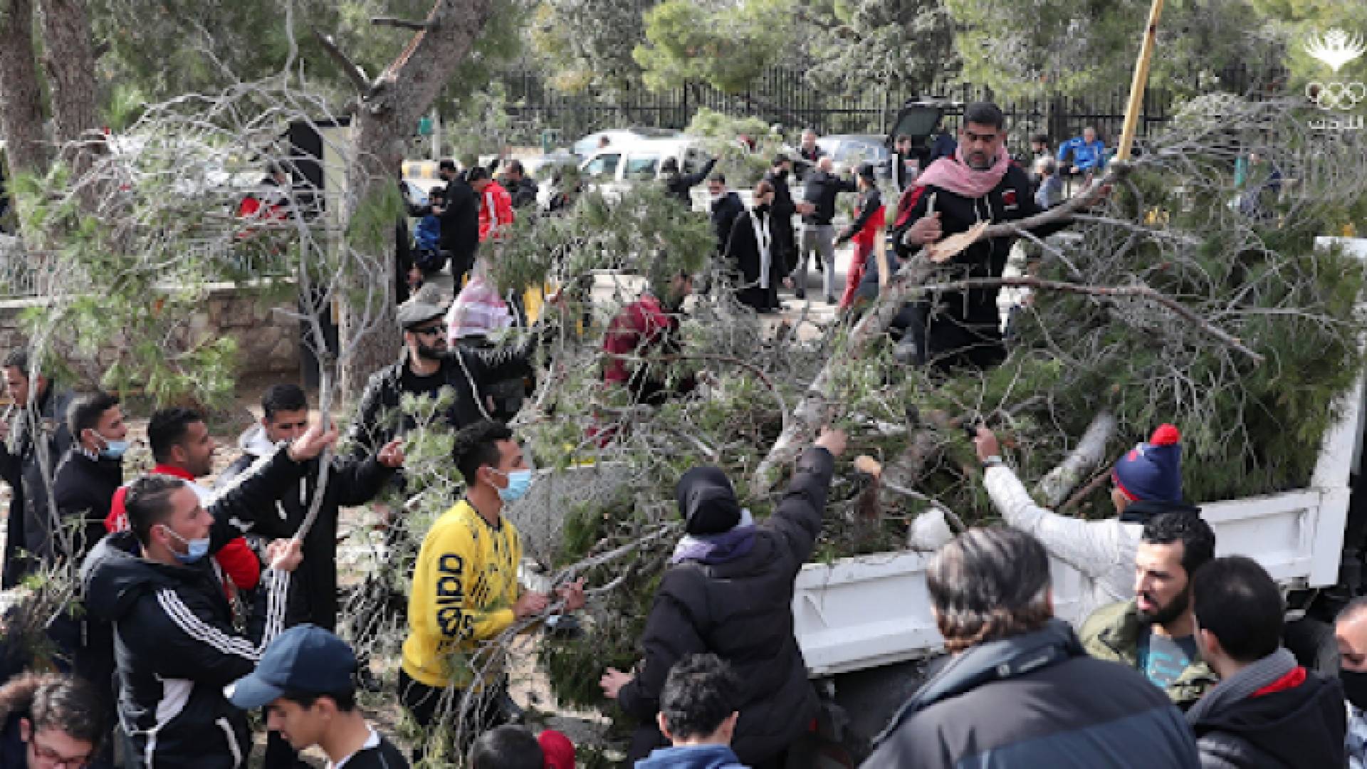 مشاركون في مبادرة "المدينة مدينتا" لإزالة الأضرار التي خلفها المنخفض الجوي الأخير في المدينة الرياضية