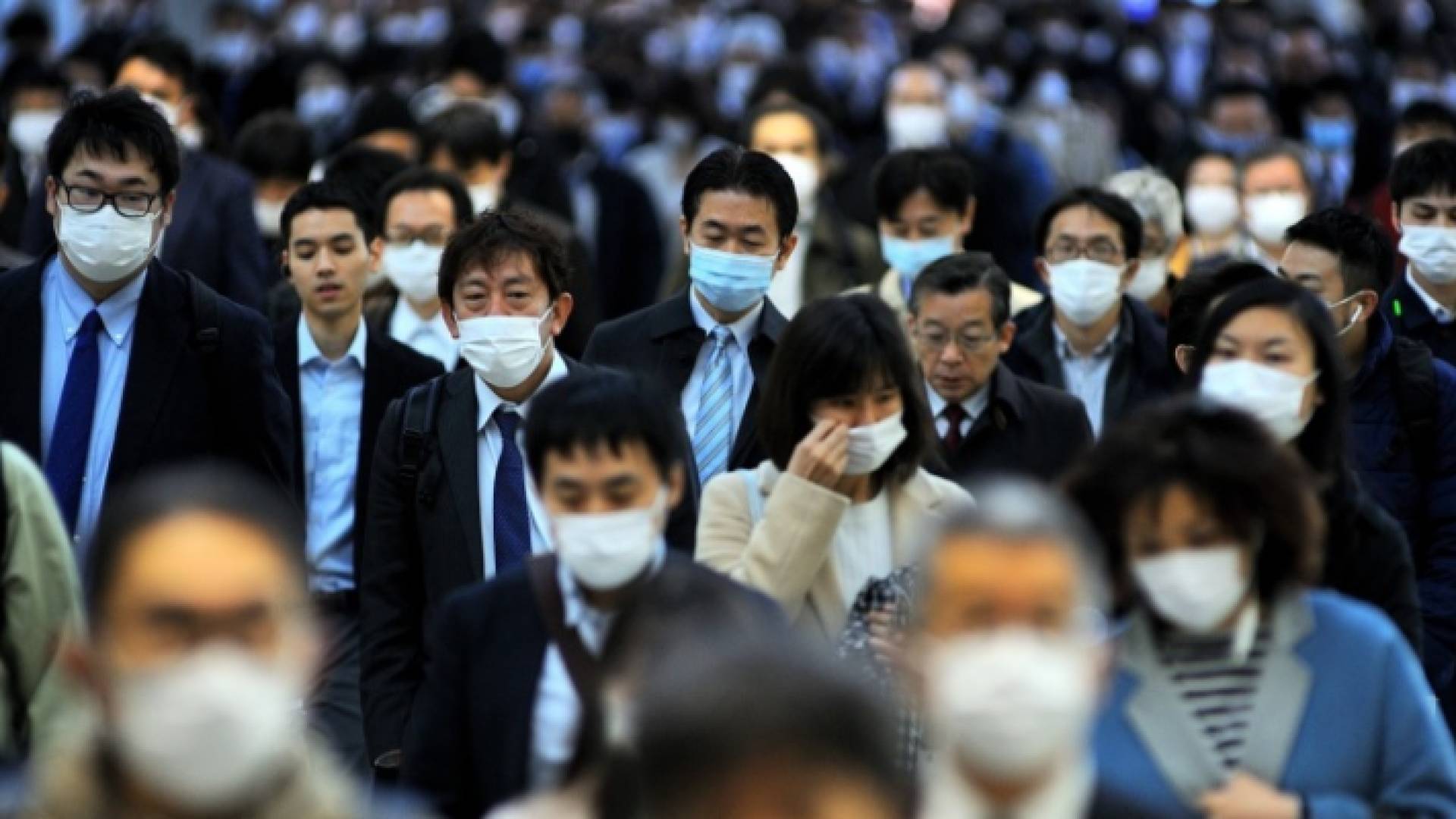 يابانيون يرتدون الكمامات