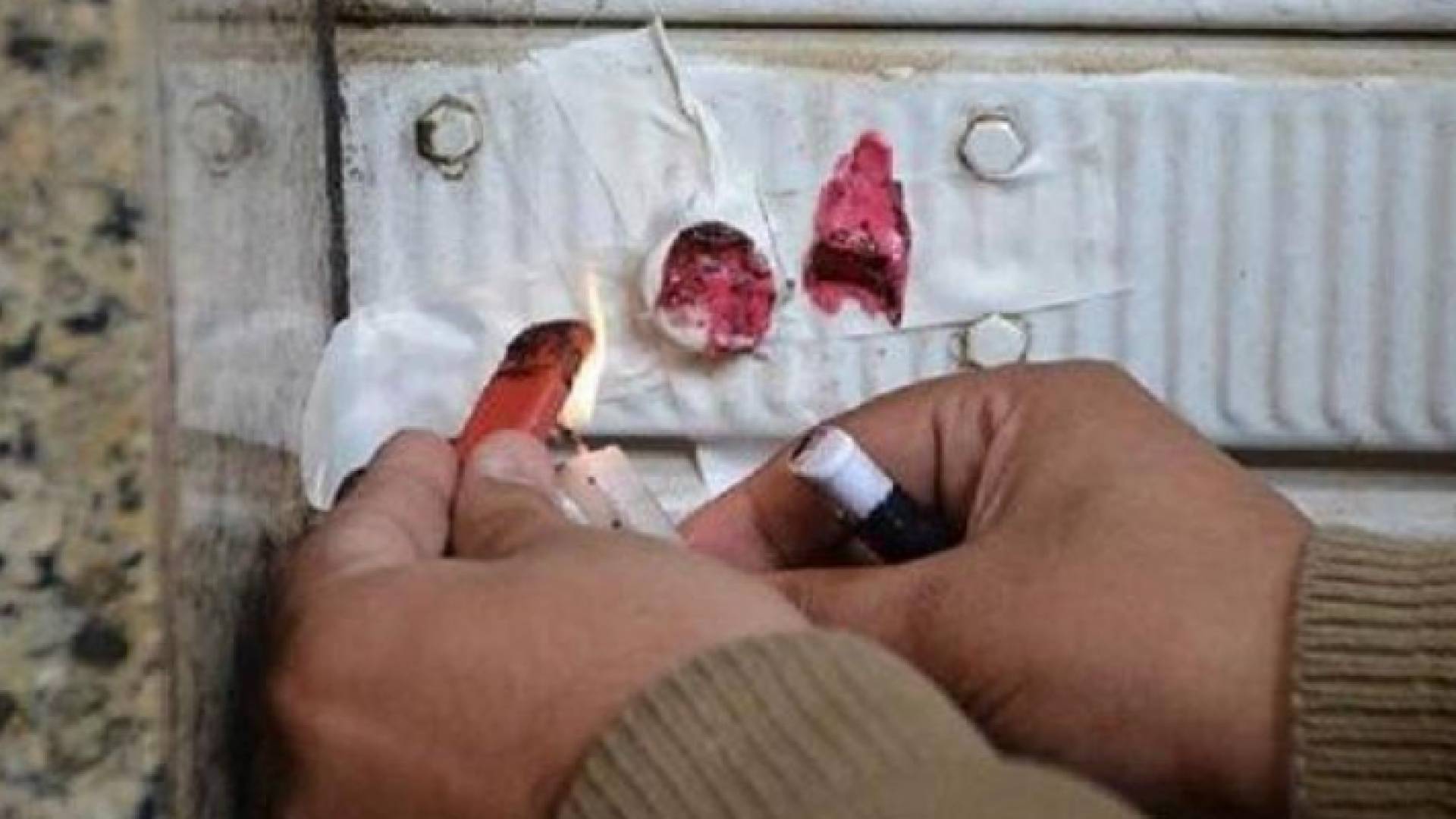 إغلاق أحد المحال بالشمع الأحمر