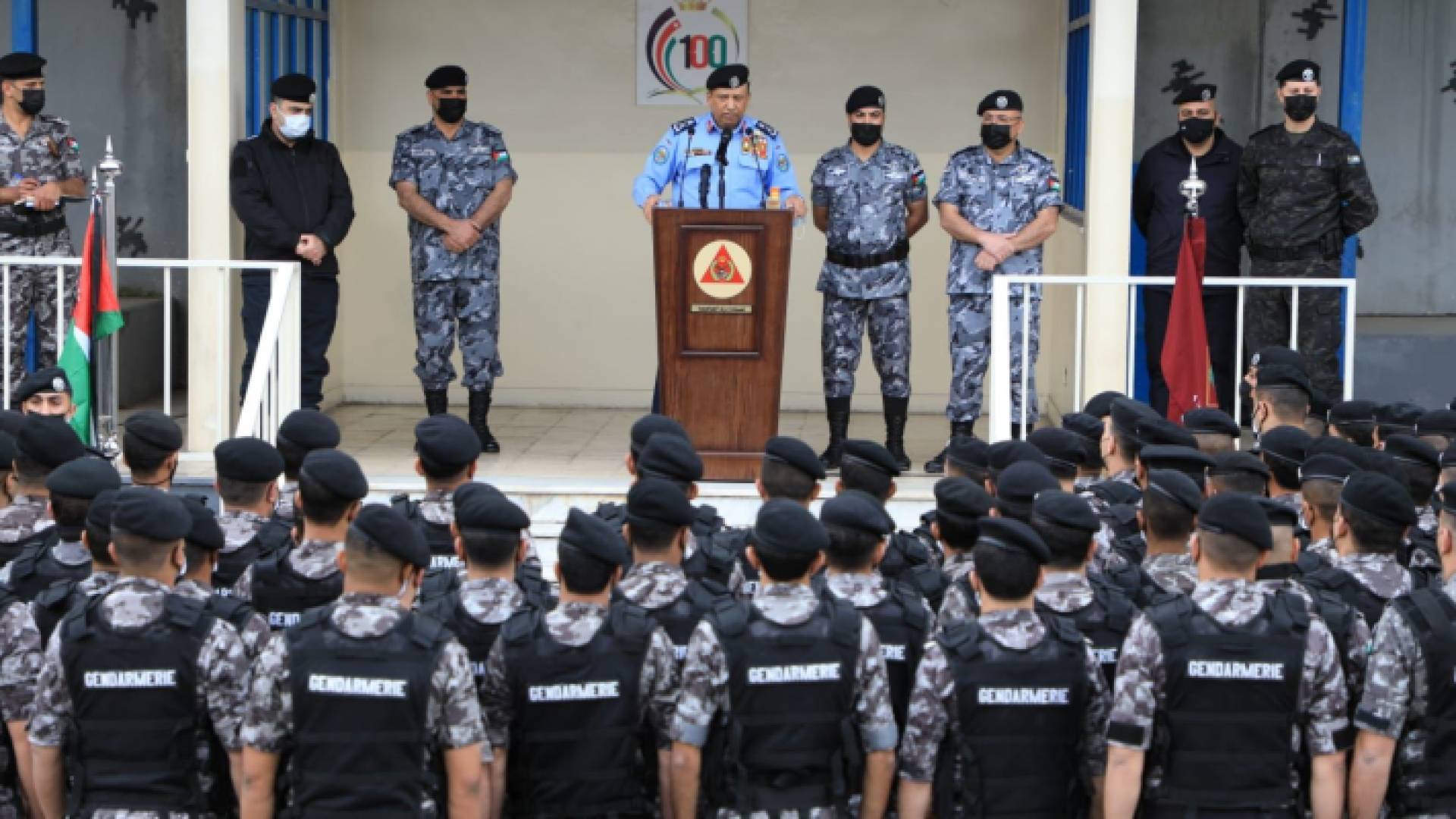 مدير الأمن العام اللواء الركن حسين الحواتمة في قيادات كتائب تابعة لقوات الدرك