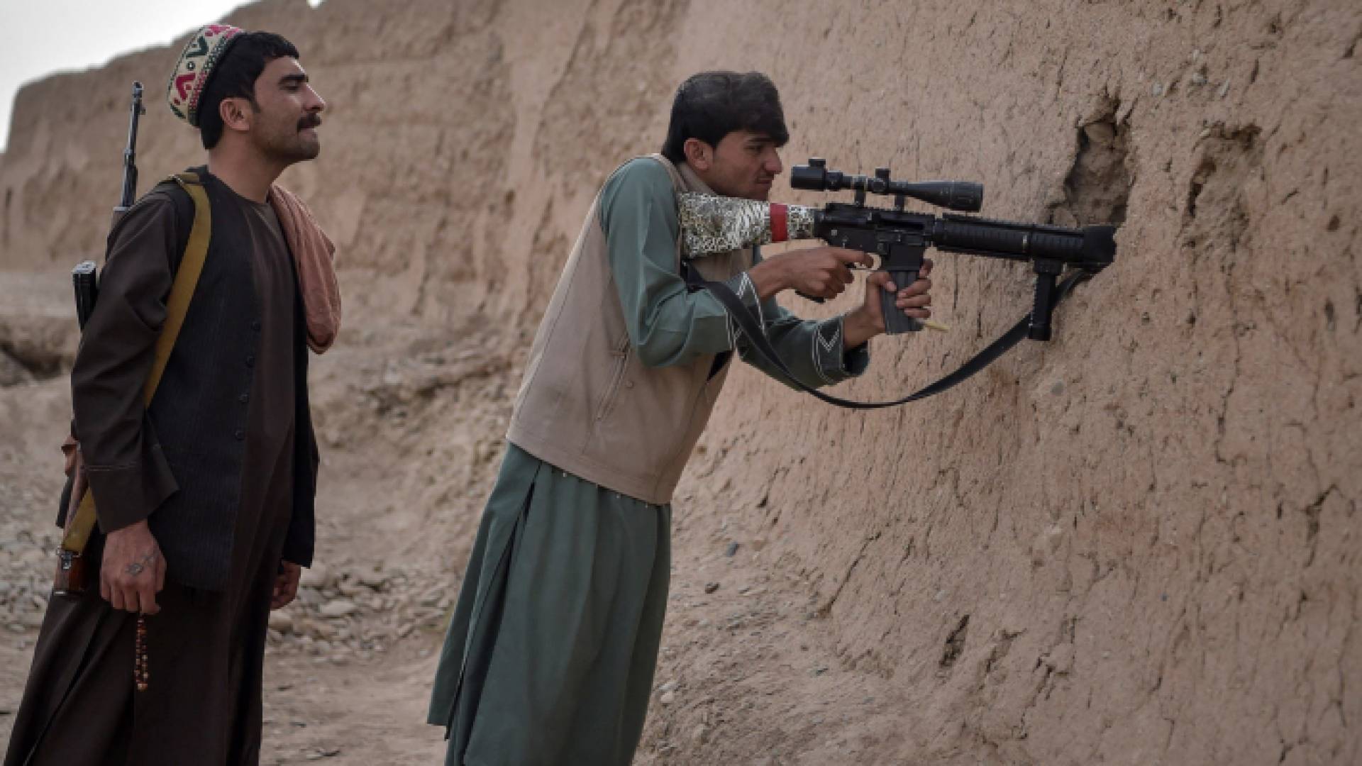 مقاتلان في صفوف حركة طالبان