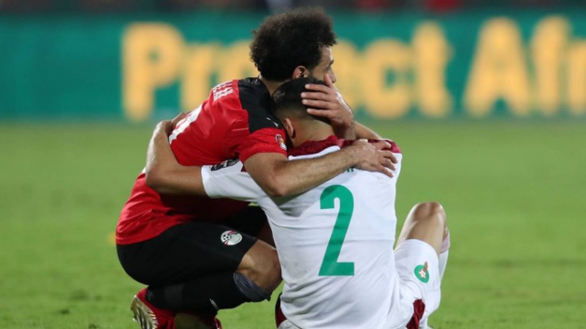 محمد صلاح يحتضن لاعبا مغربيا في ربع نهائي كأس أمم إفريقيا