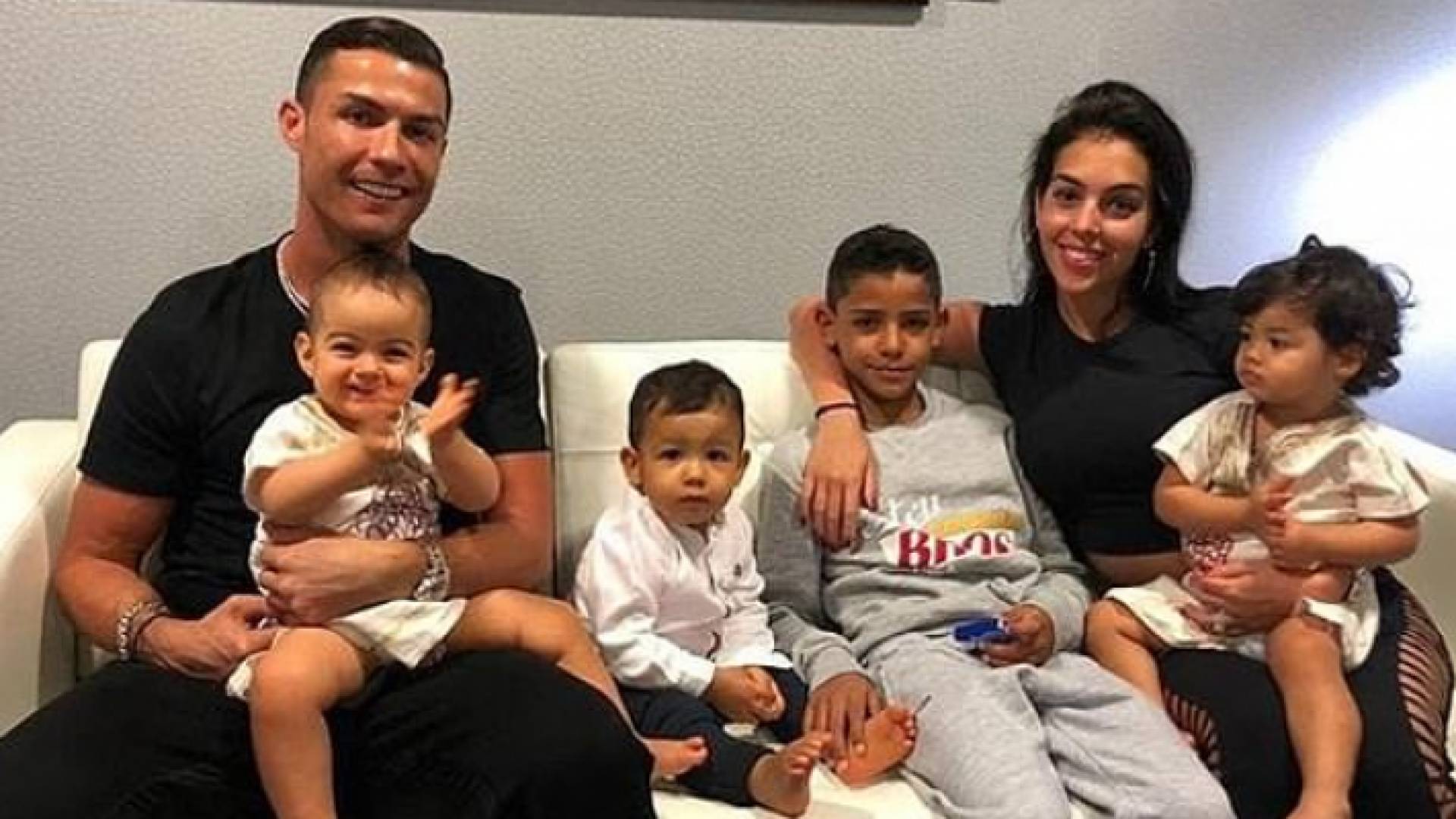 بعد 5 سنين و4 أطفال.. كريستيانو يقرر الزواج من جورجينا خلال شهر أو سنة!