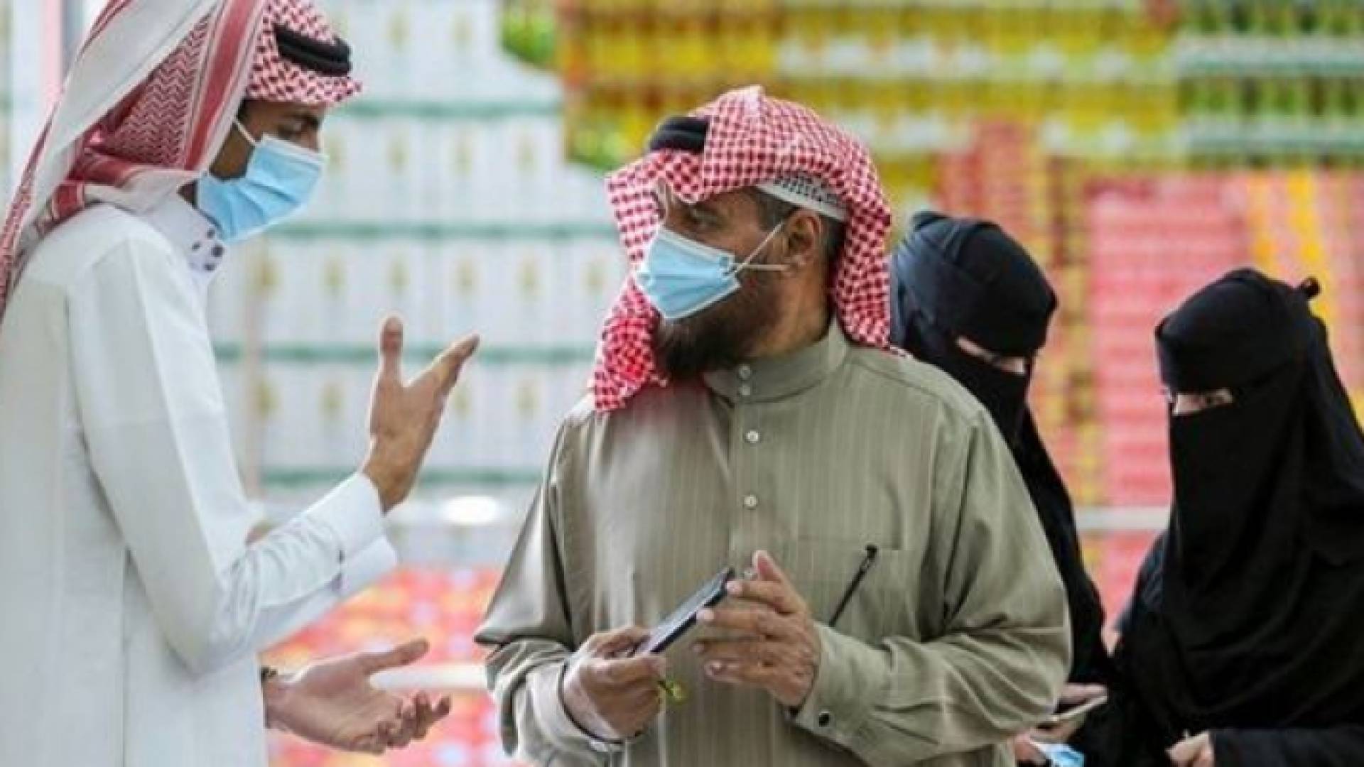 سعوديان يرتديان الكمامة