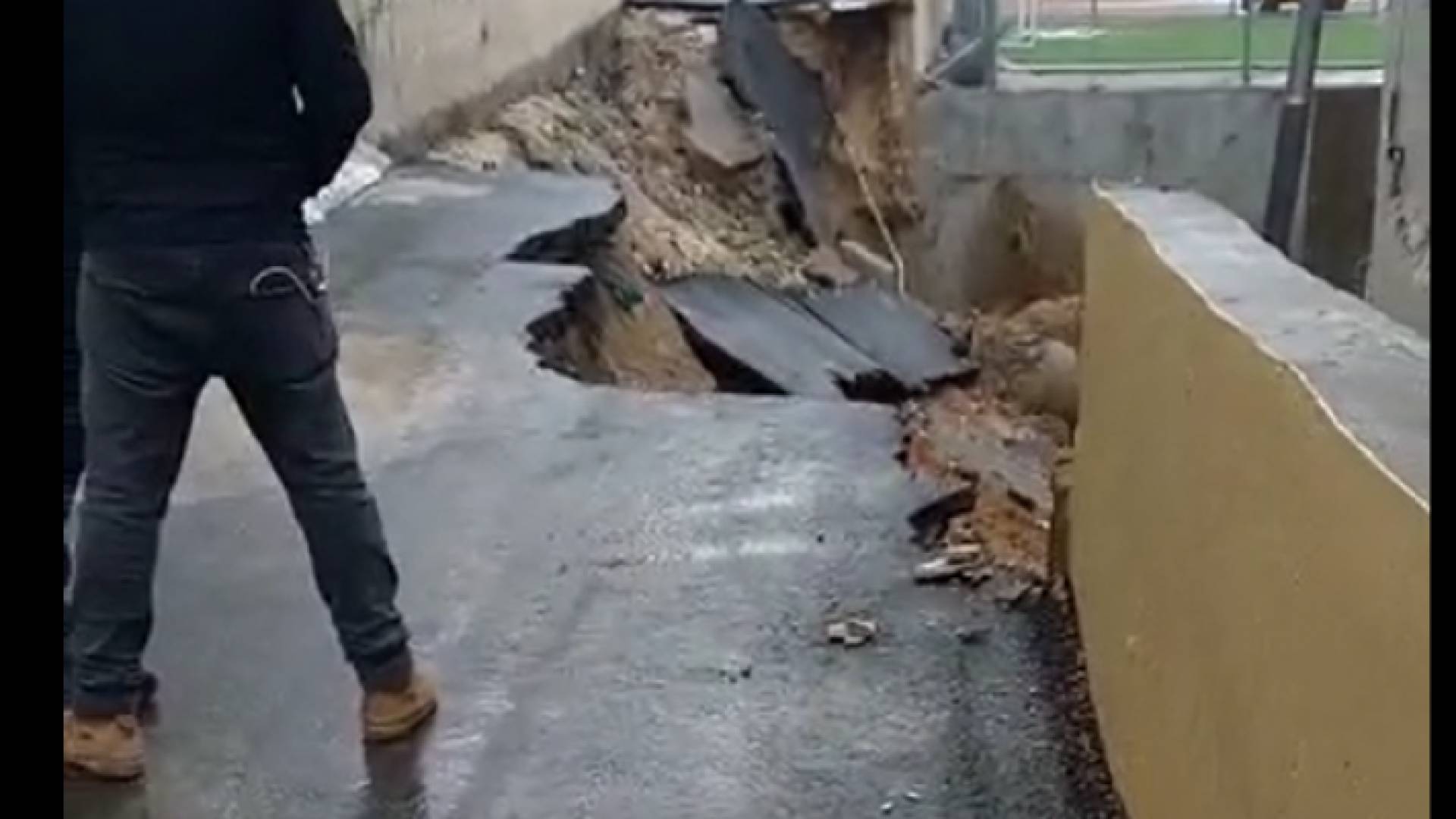 انهيار شارع فرعي في صويلح وانقطاع للتيار الكهربائي