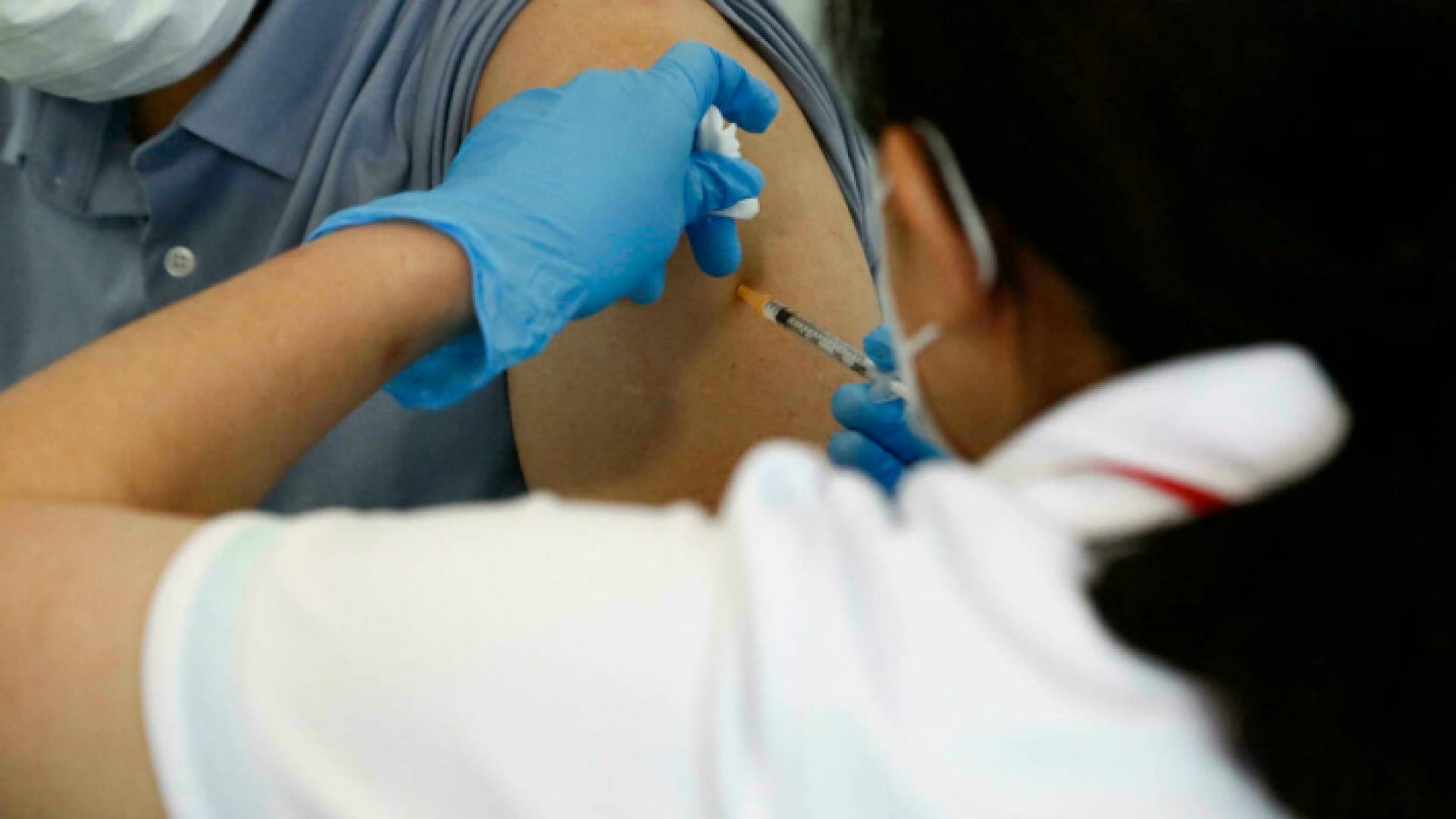 أمريكا تمنح الموافقة الكاملة للقاح موديرنا المضاد لكورونا