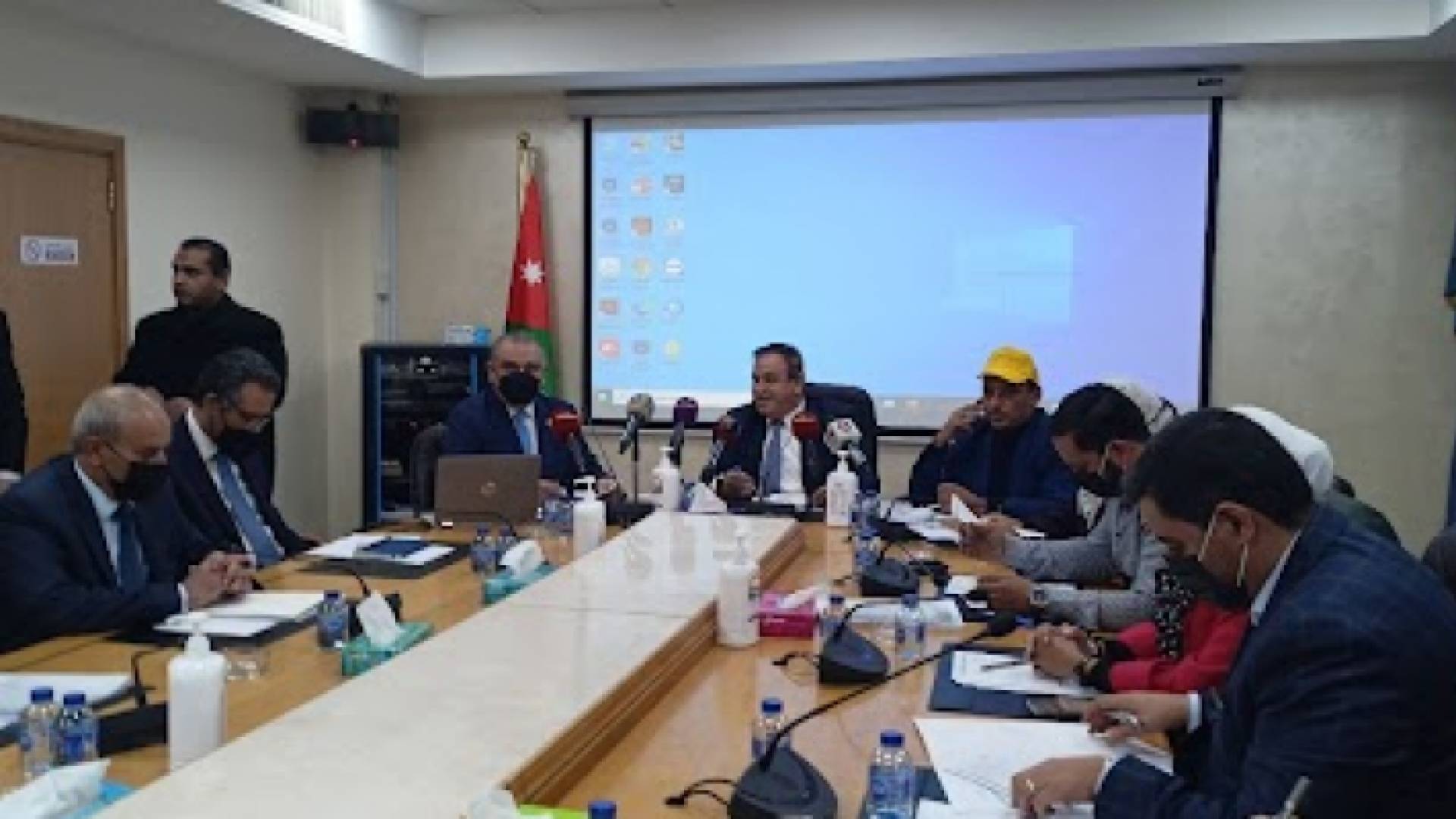 اللجنة خلال الاجتماع