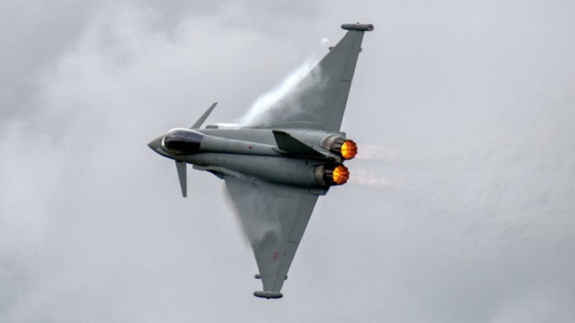 سلاح الجو البريطاني يعترض طائرة مجهولة اقتربت من أجواء البلاد