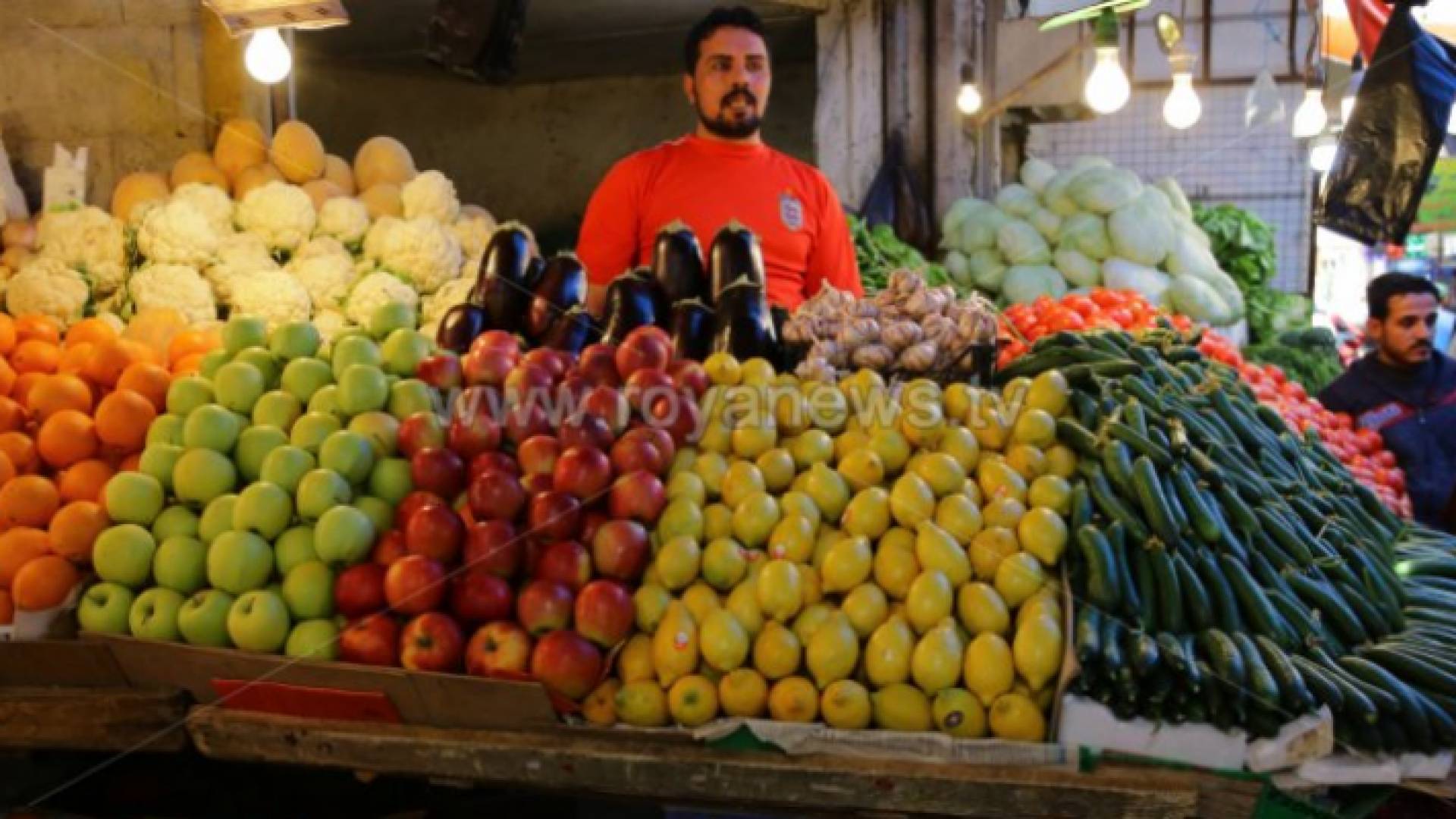 أصناف من الخضار والفواكه