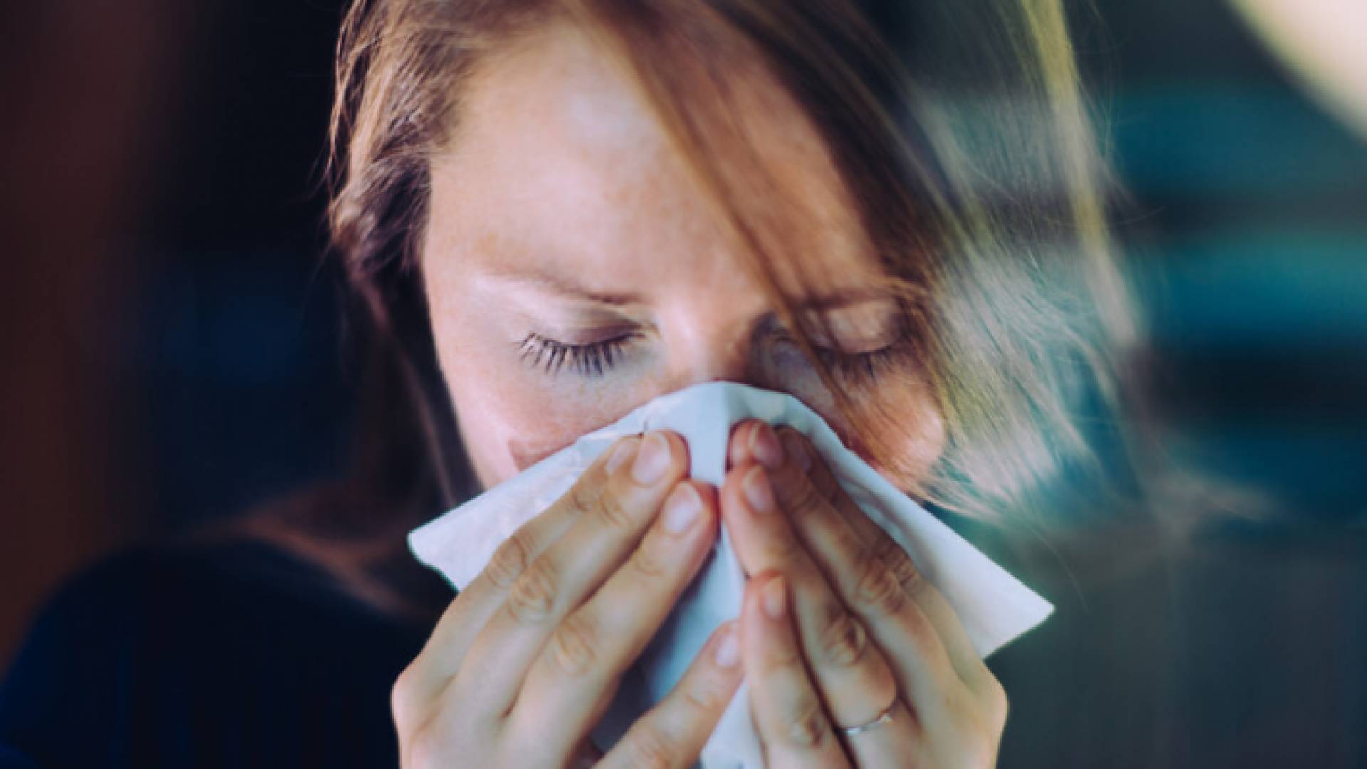 فتاة مصابة بالرشح