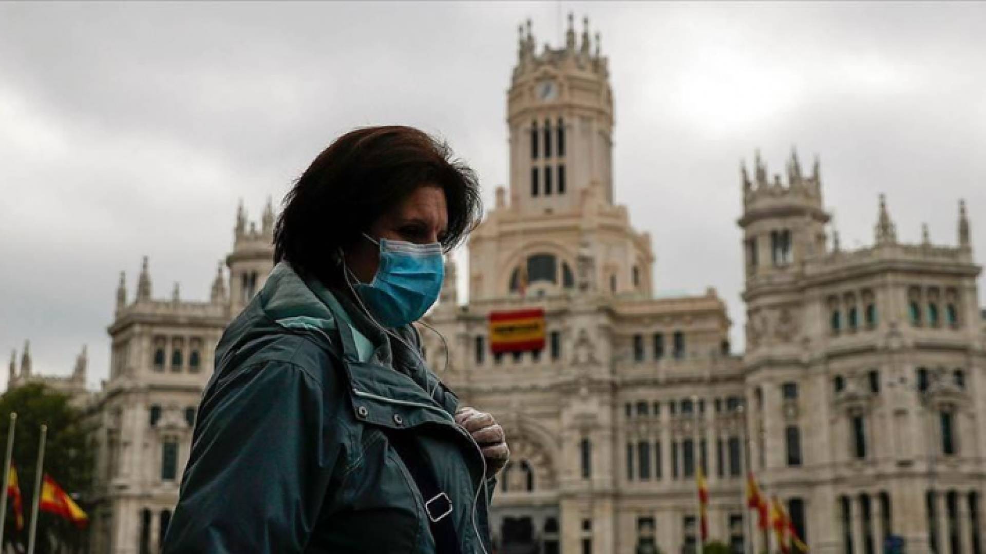 سيدة ترتدي كمامة - تعبيرية