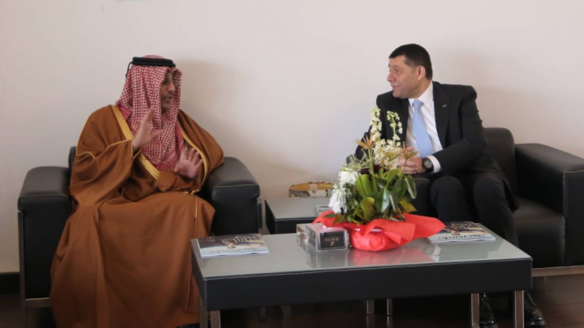 وزير العمل الأردني نايف استيتية (يمين) ووزير العمل القطري علي المري (يسار)