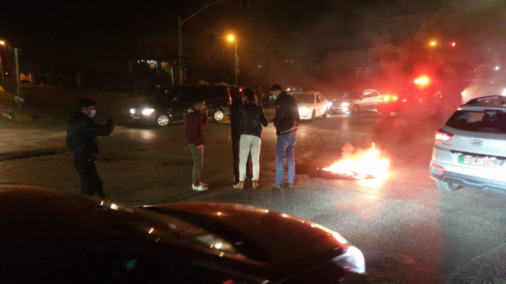 مراسل رؤيا: حرق إطارات على إشارة الصريح إثر اندلاع مشاجرة