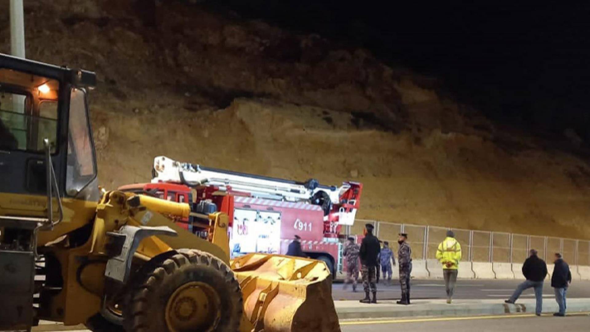 إغلاق مقطع على شارع الستين بالسلط لإزالة صخرة