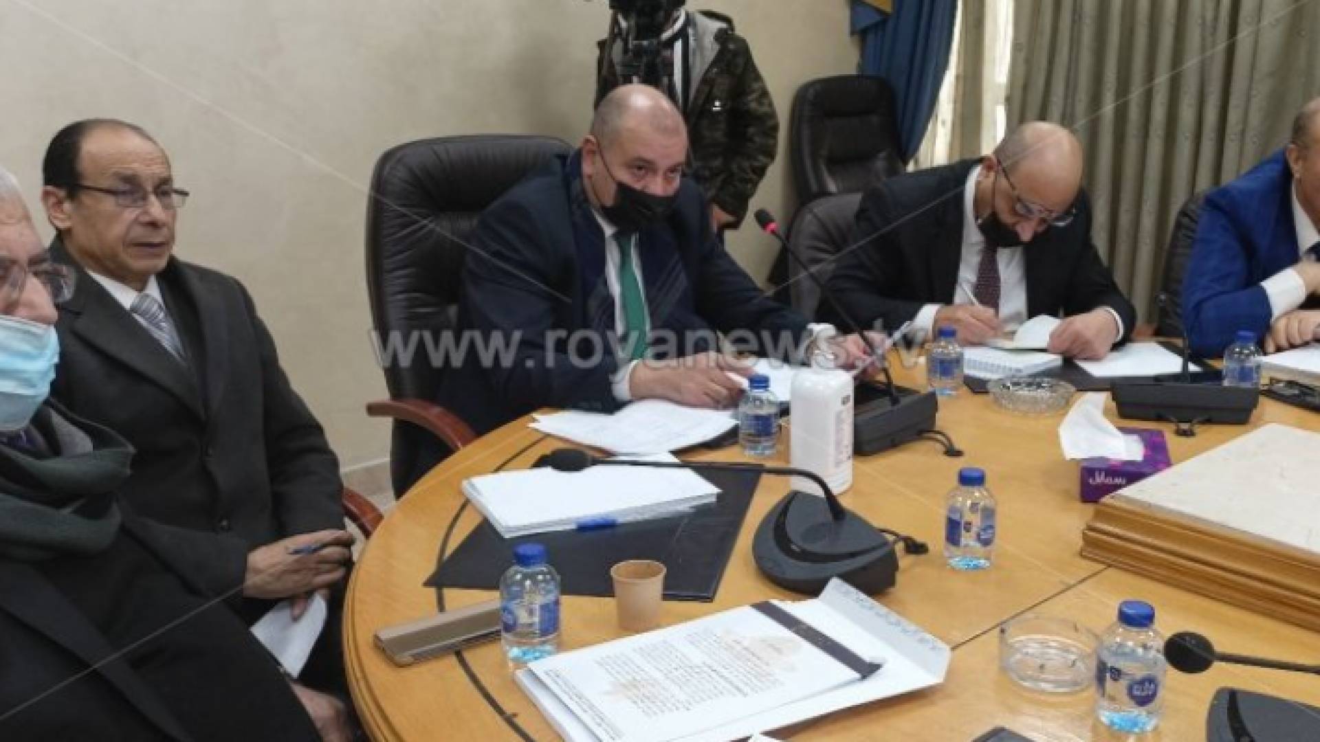 جانب من اجتماع اللجنة القانونية