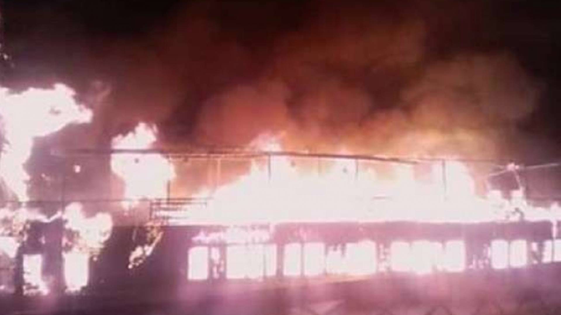 احتراق باخرة في عرض البحر