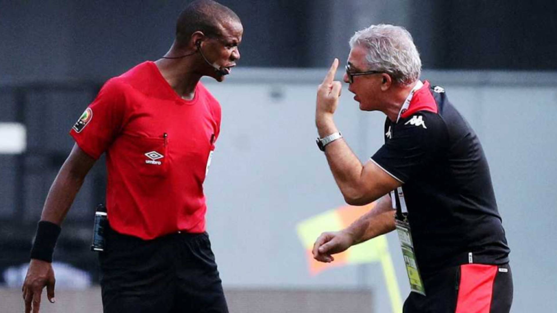 الحكم الزامبي جاني سيكازوي ومدرب تونس