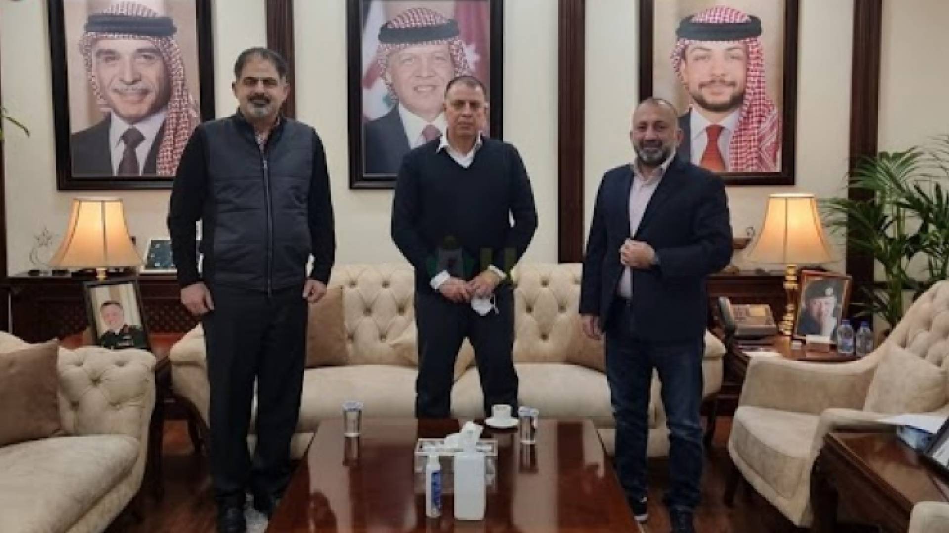 وزير الداخلية مازن الفراية (وسط)