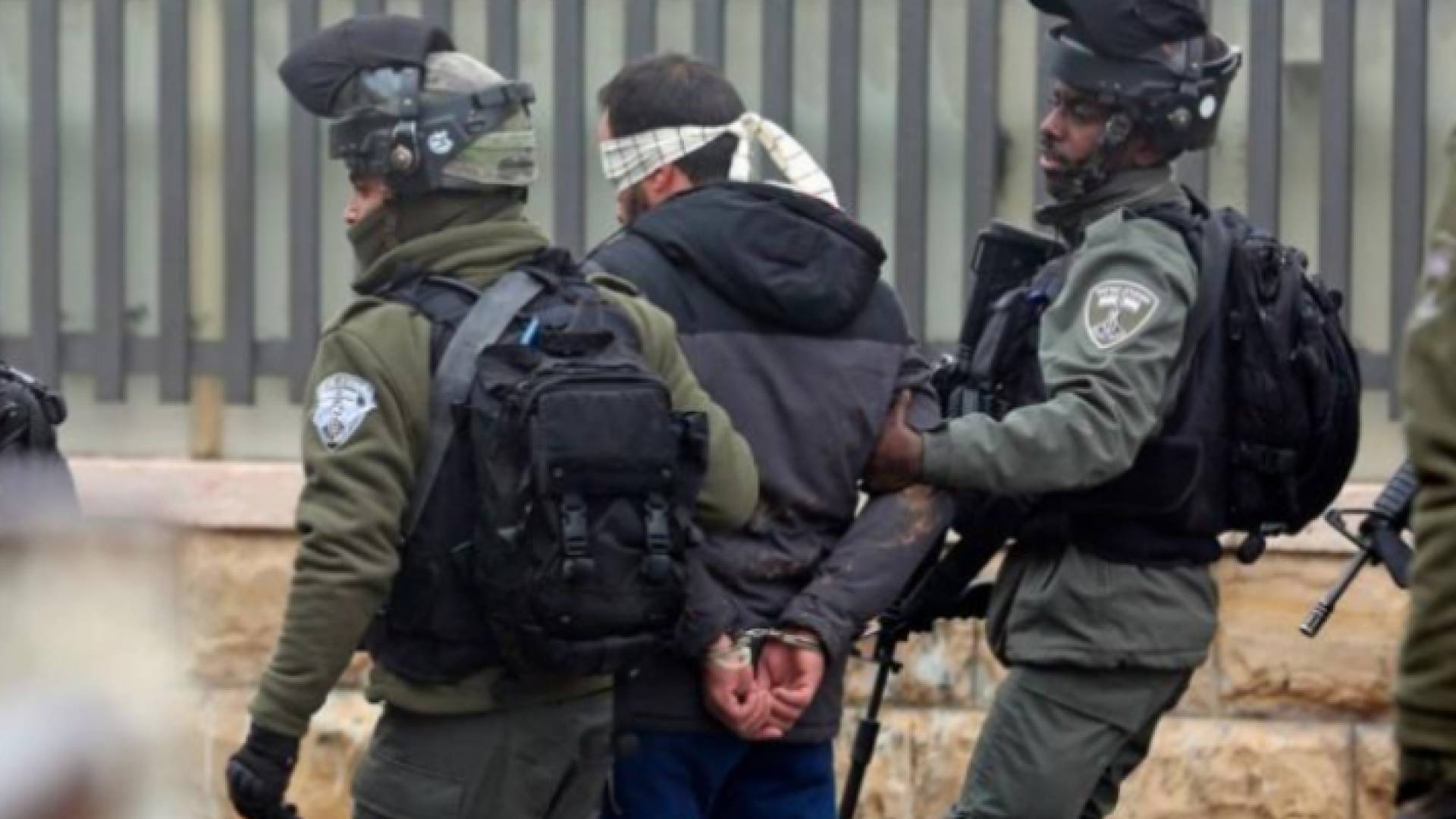 الاحتلال يعتقل فلسطينيا