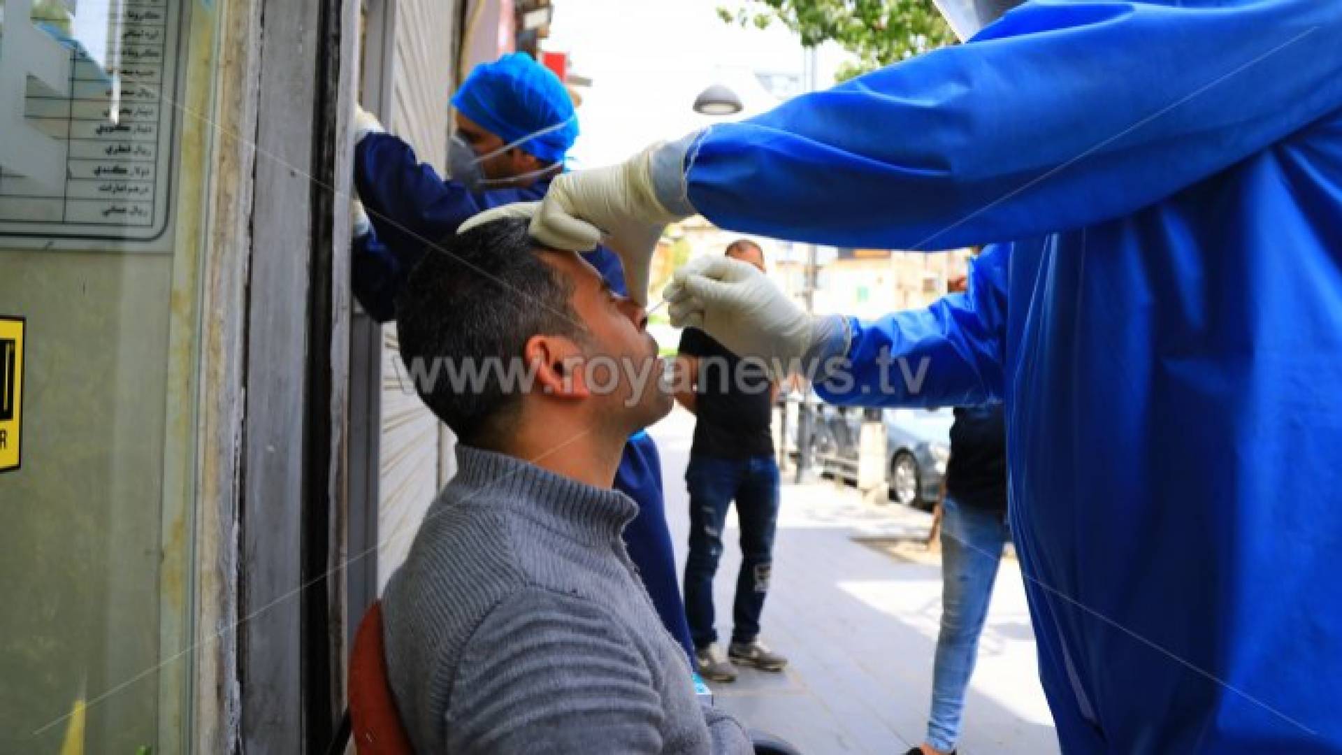 عامل في فرق التقصي الوبائي يأخذ عينة للكشف عن فيروس كورونا - ارشيفية