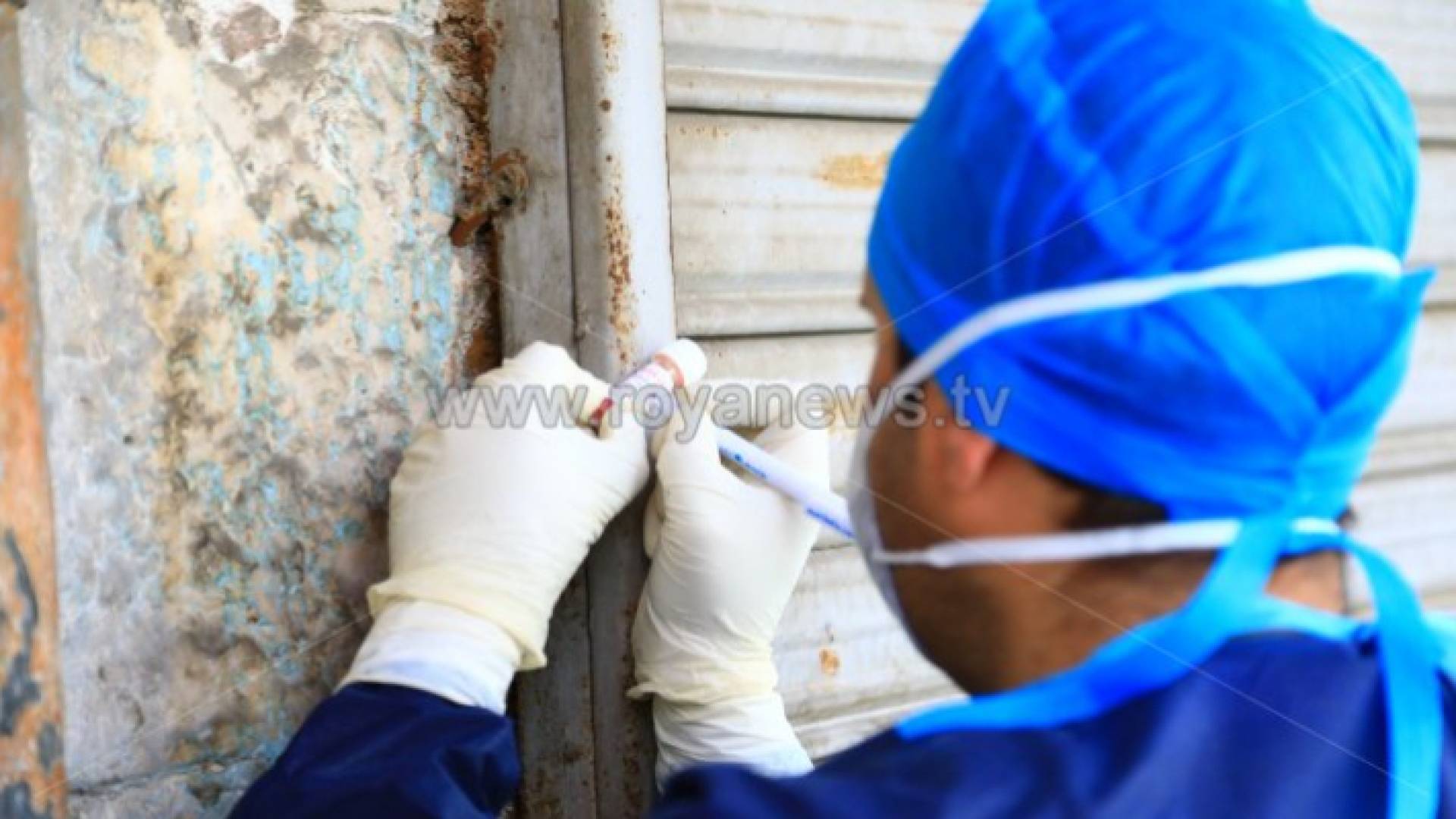 عامل في فرق التقصي الوبائي يوثق عينة لفحص كورونا - أرشيفية