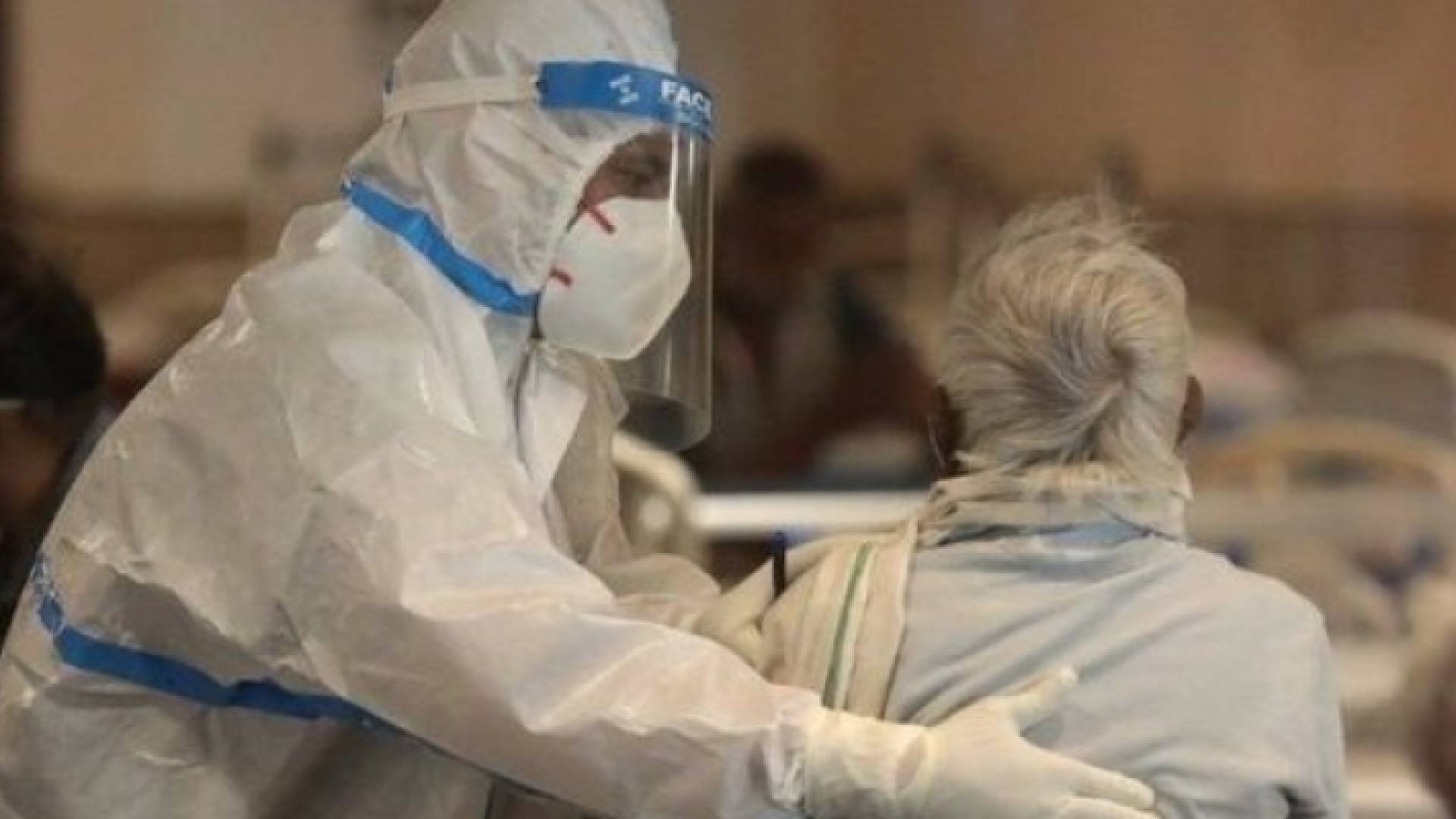 طبيب يعمل في أحد المستشفيات بالهند