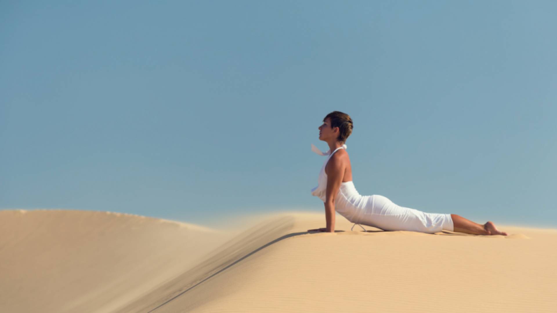 سيدة تمارس اليوغا في الصحراء