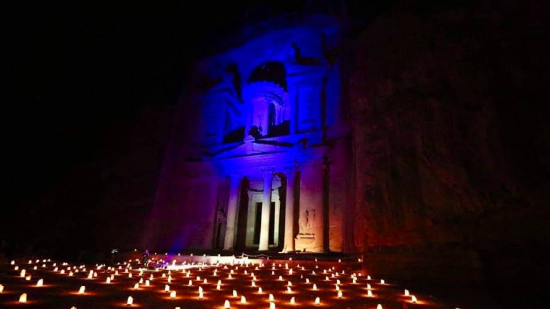 مدينة البترا الأثرية باللون الأزرق